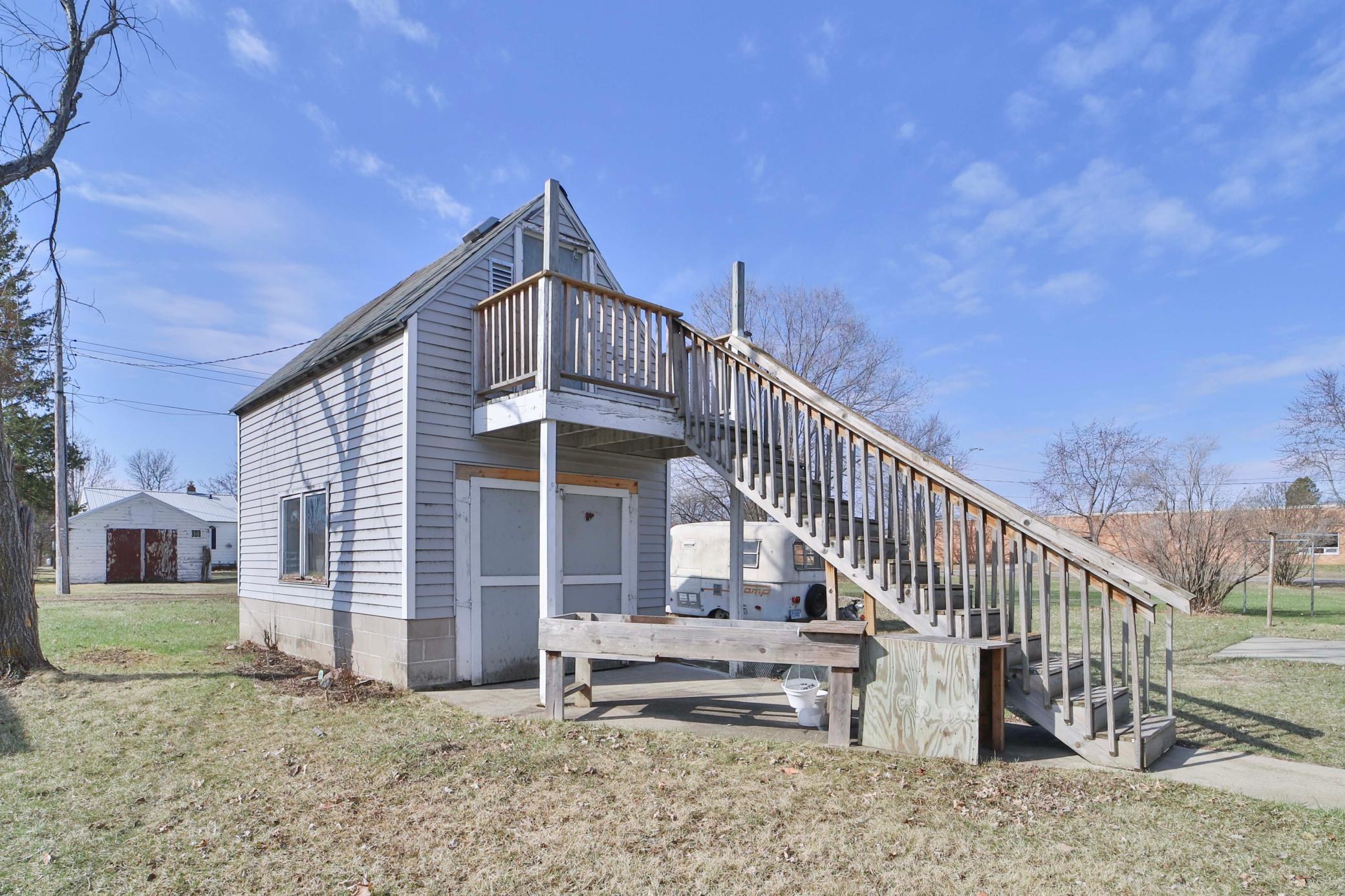 307 Leslie Avenue W