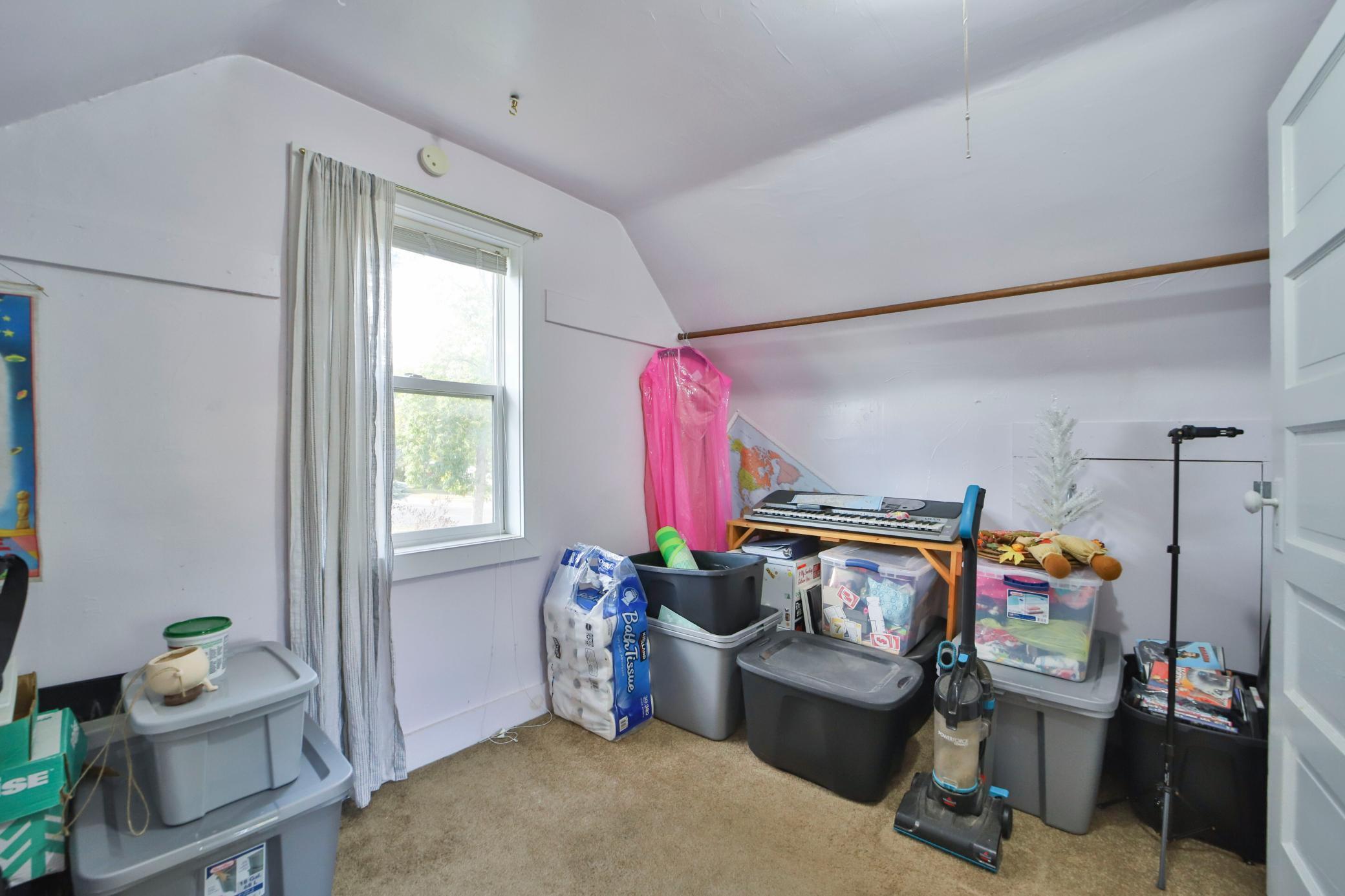 307 Leslie Avenue W