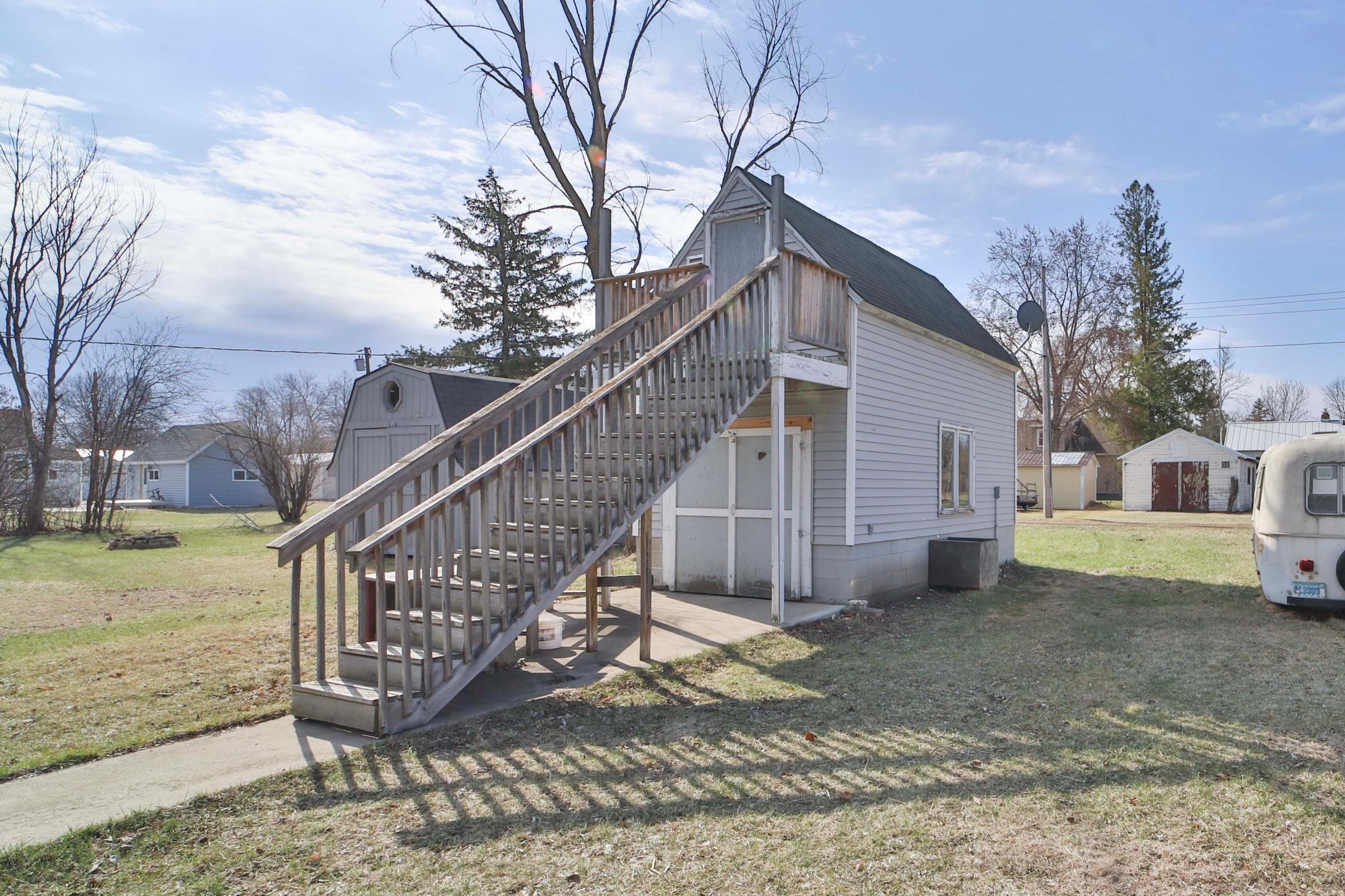 307 Leslie Avenue W