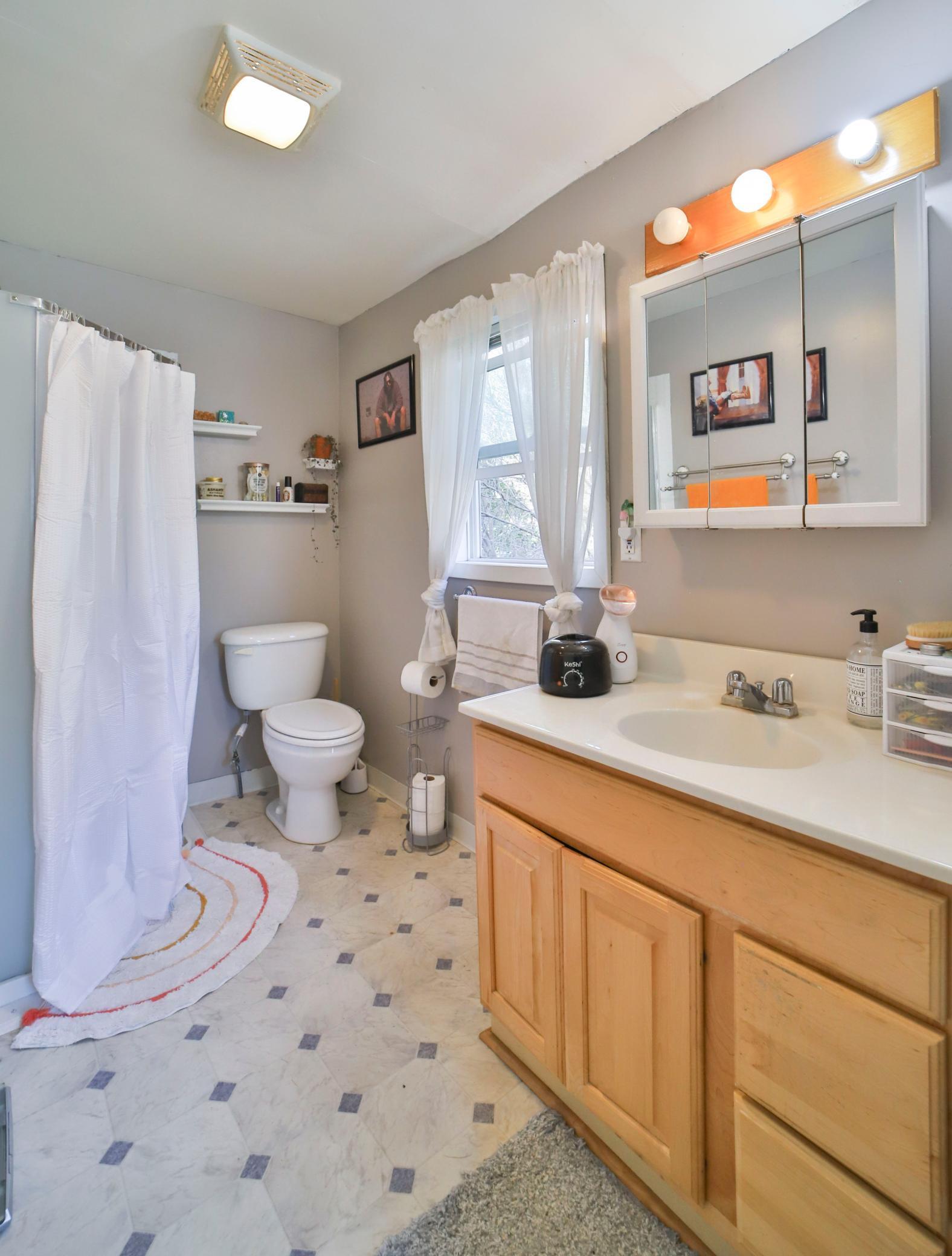307 Leslie Avenue W