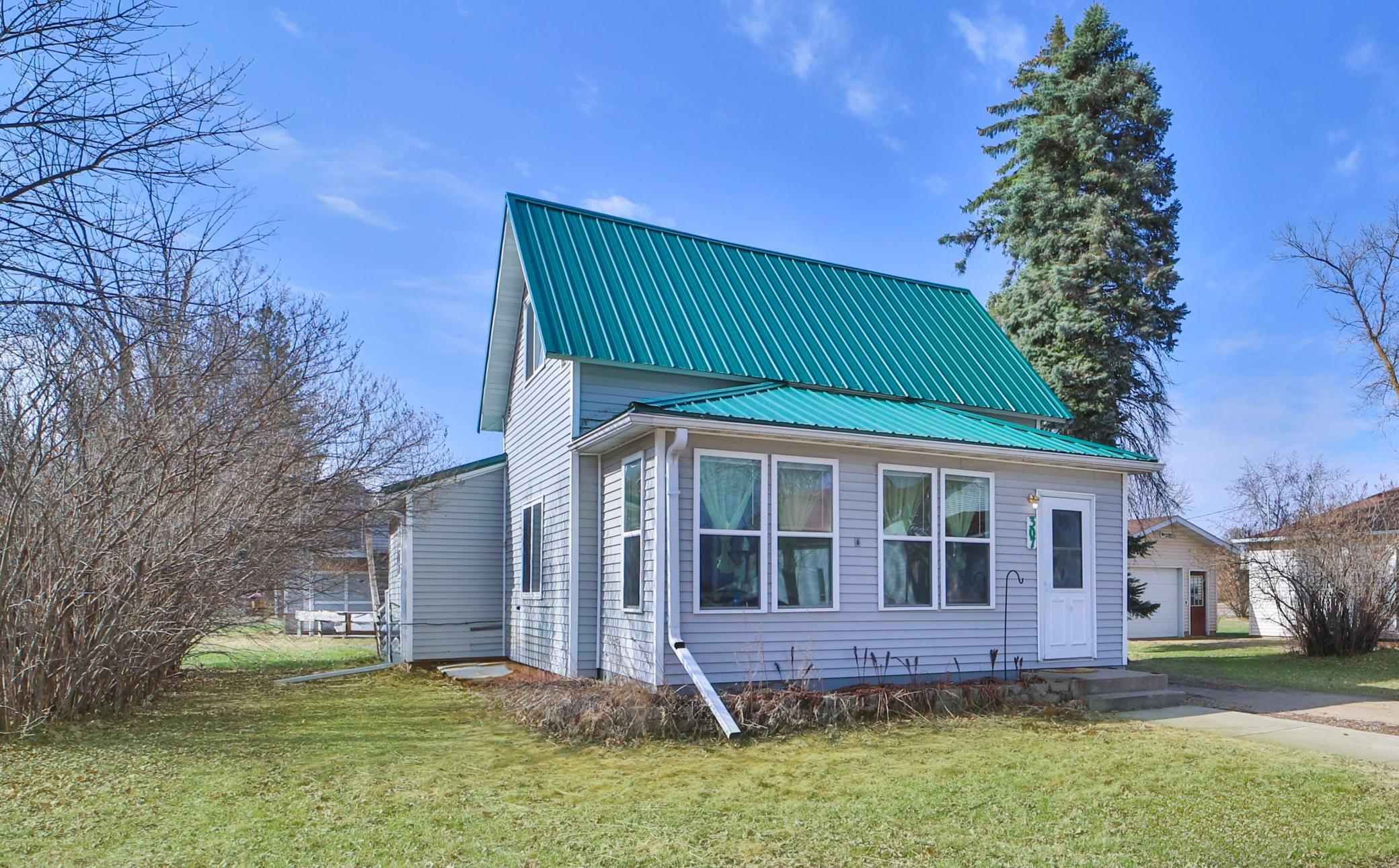 307 Leslie Avenue W