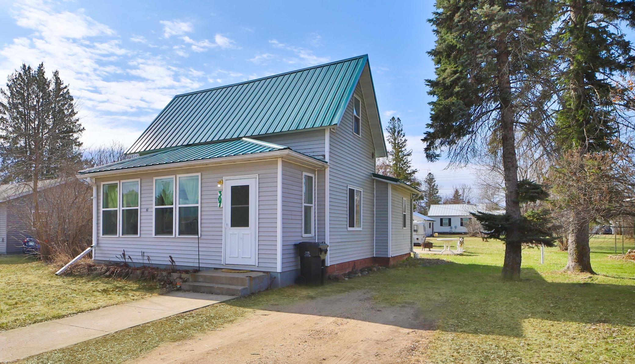 307 Leslie Avenue W