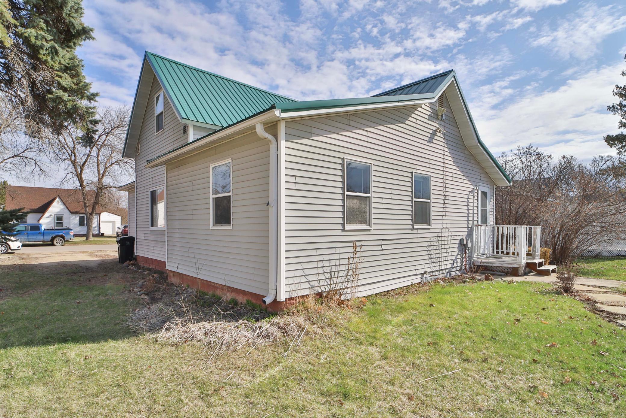 307 Leslie Avenue W
