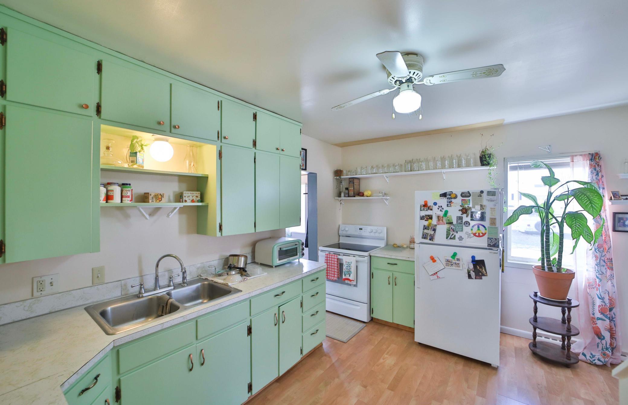307 Leslie Avenue W