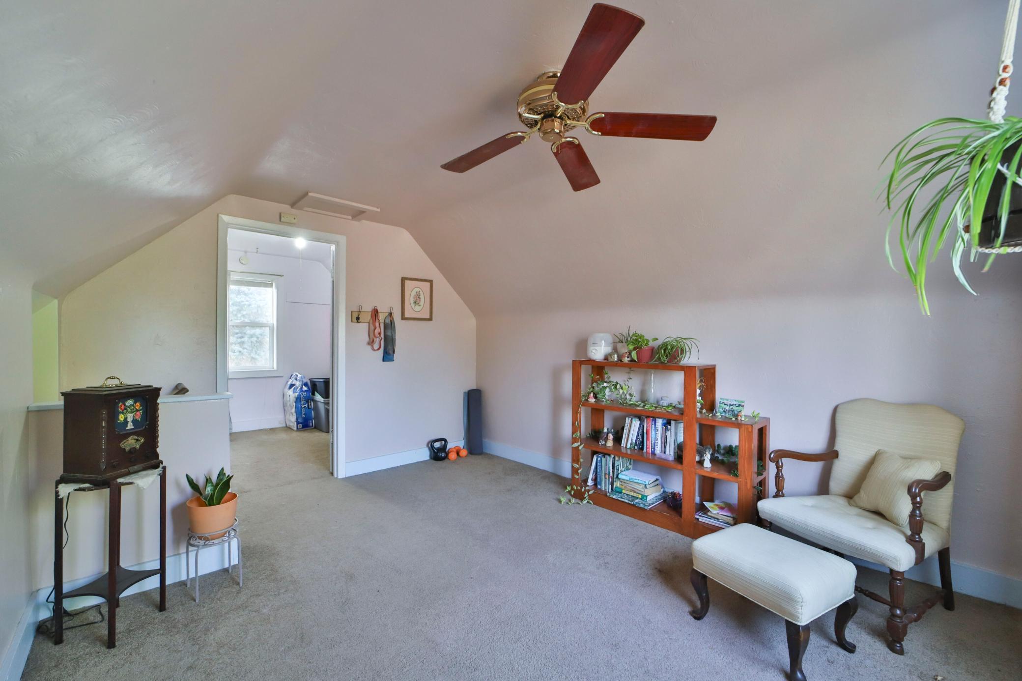 307 Leslie Avenue W