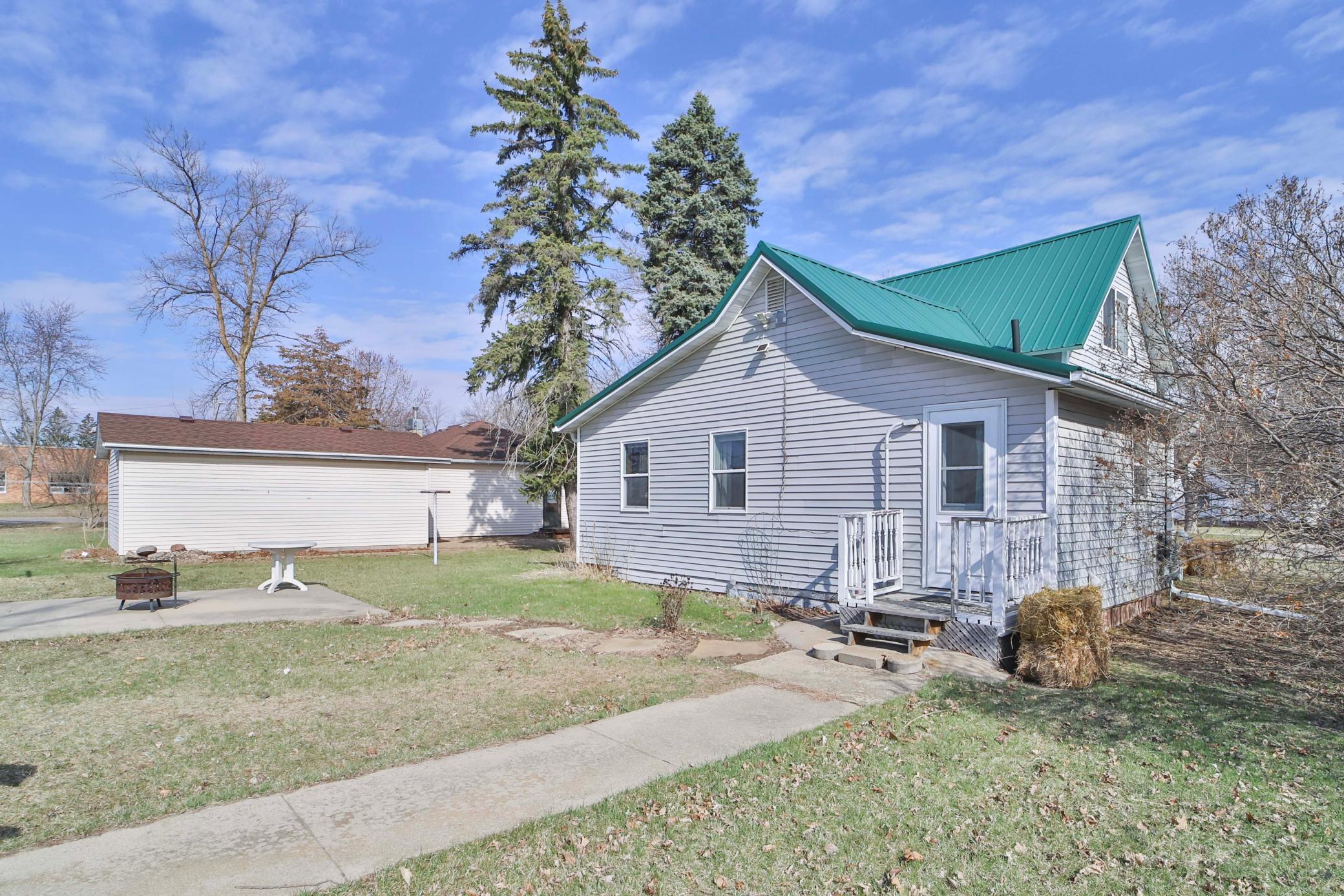 307 Leslie Avenue W