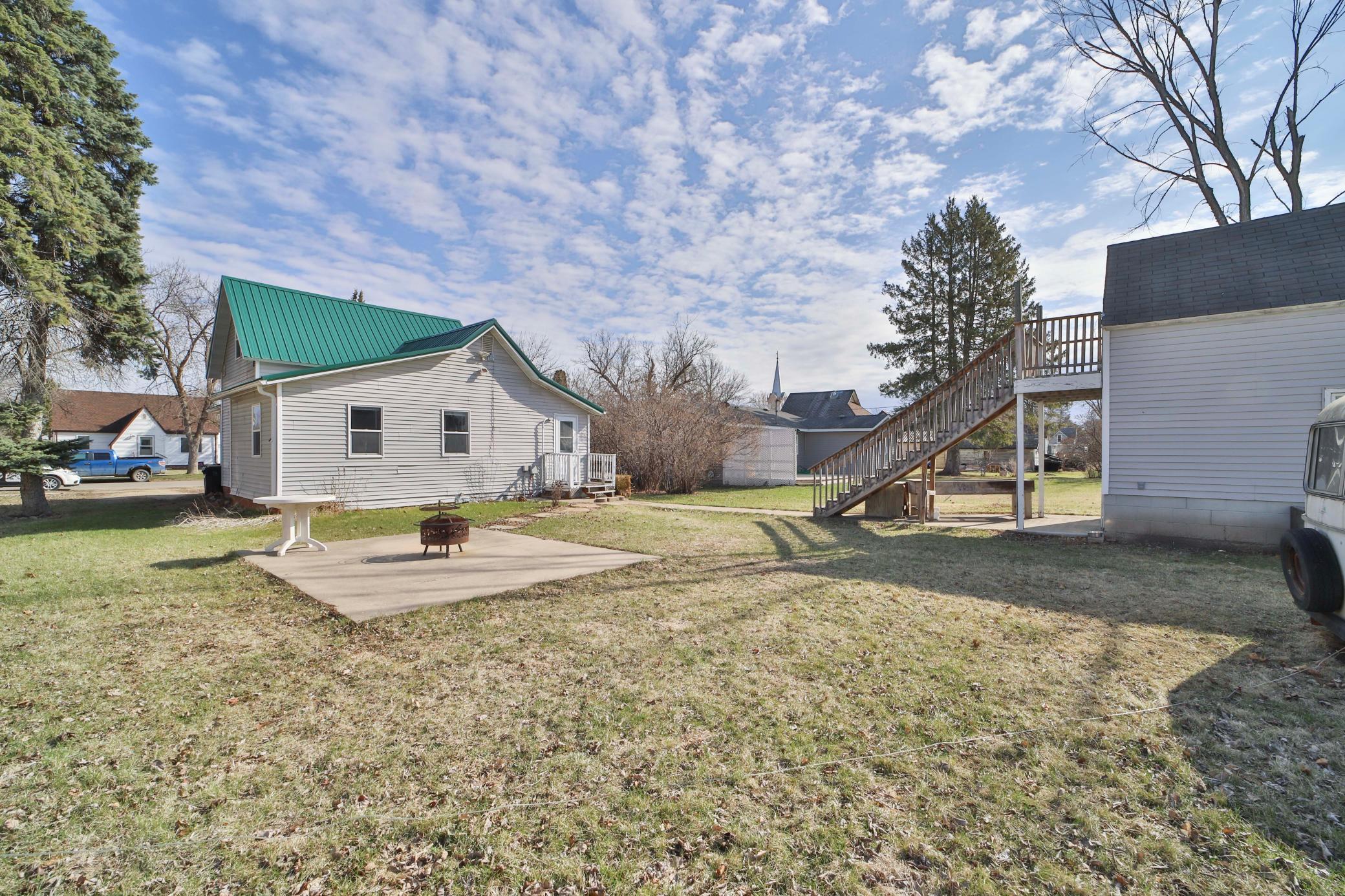 307 Leslie Avenue W