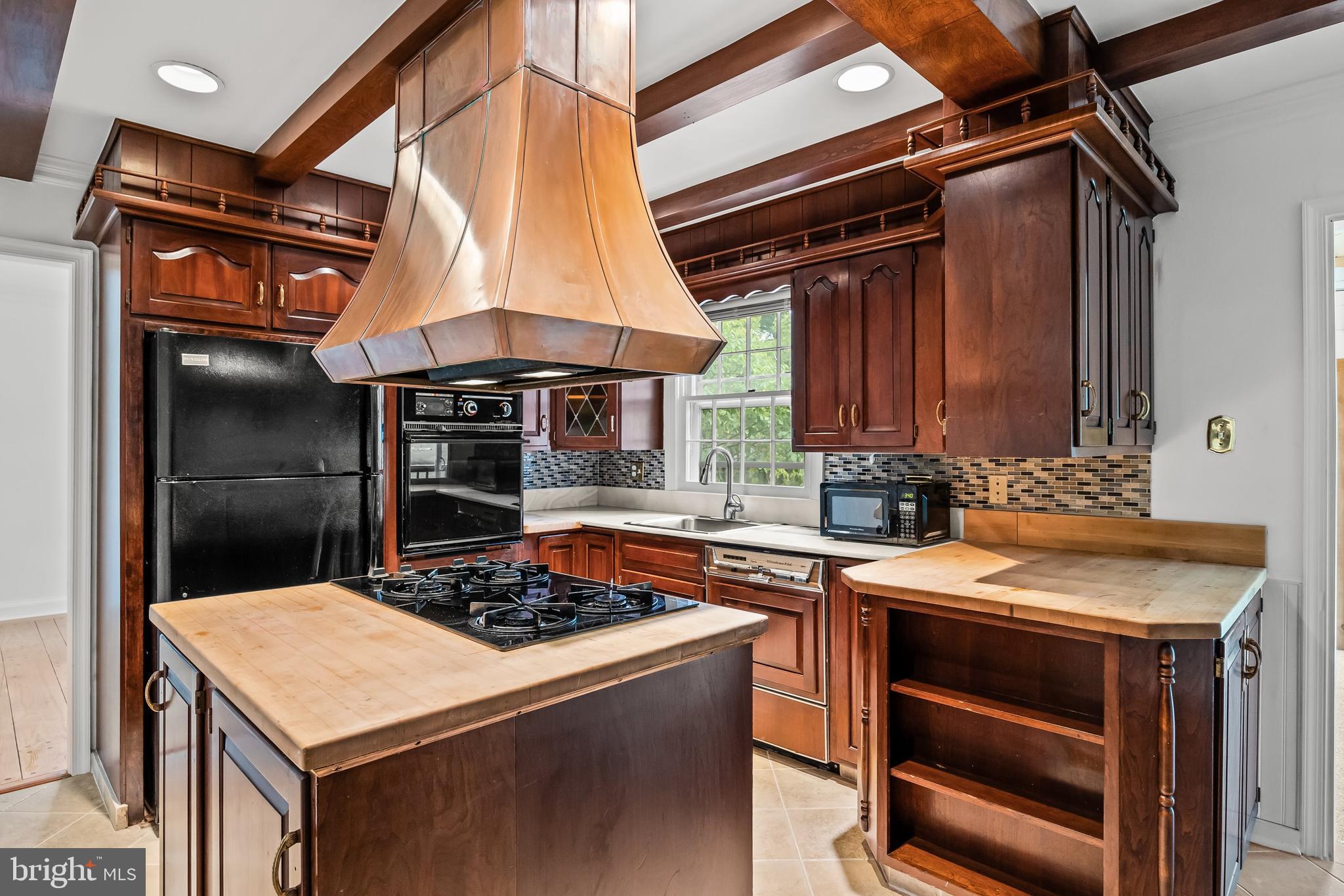 305 CARRIAGE HOUSE LANE