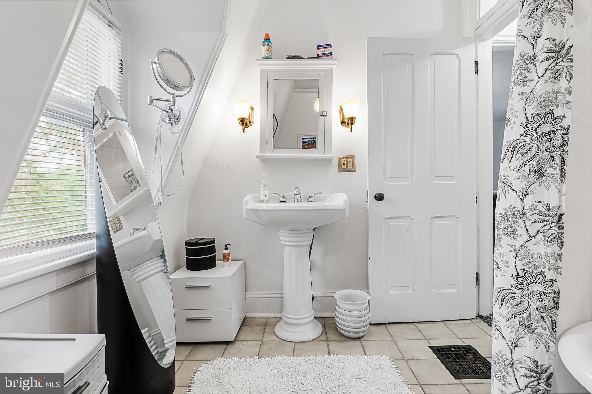 408 Lippincott AVENUE