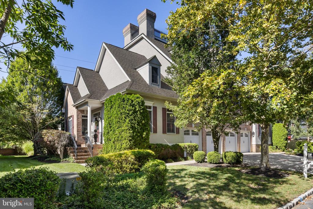 5 COLLINS MILL COURT
