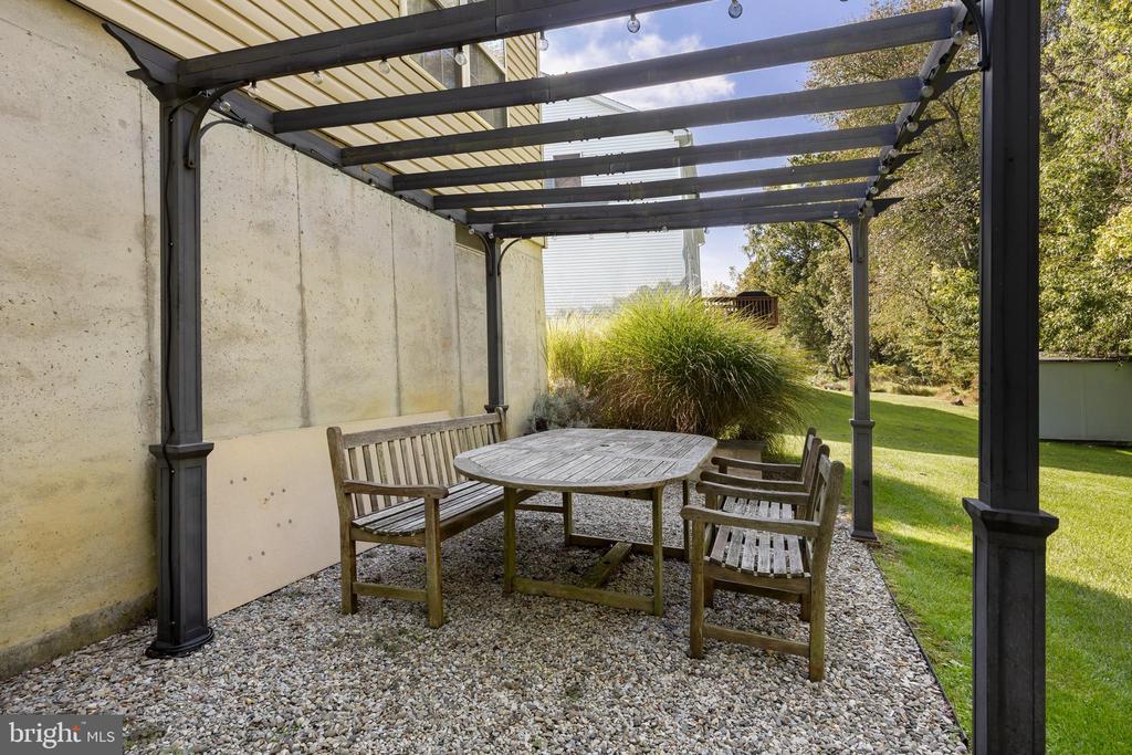 18 CARRIAGE DR.