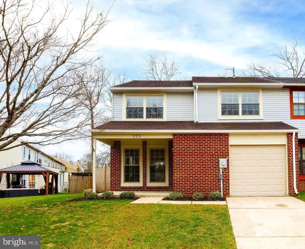 223 FOXWOOD LANE