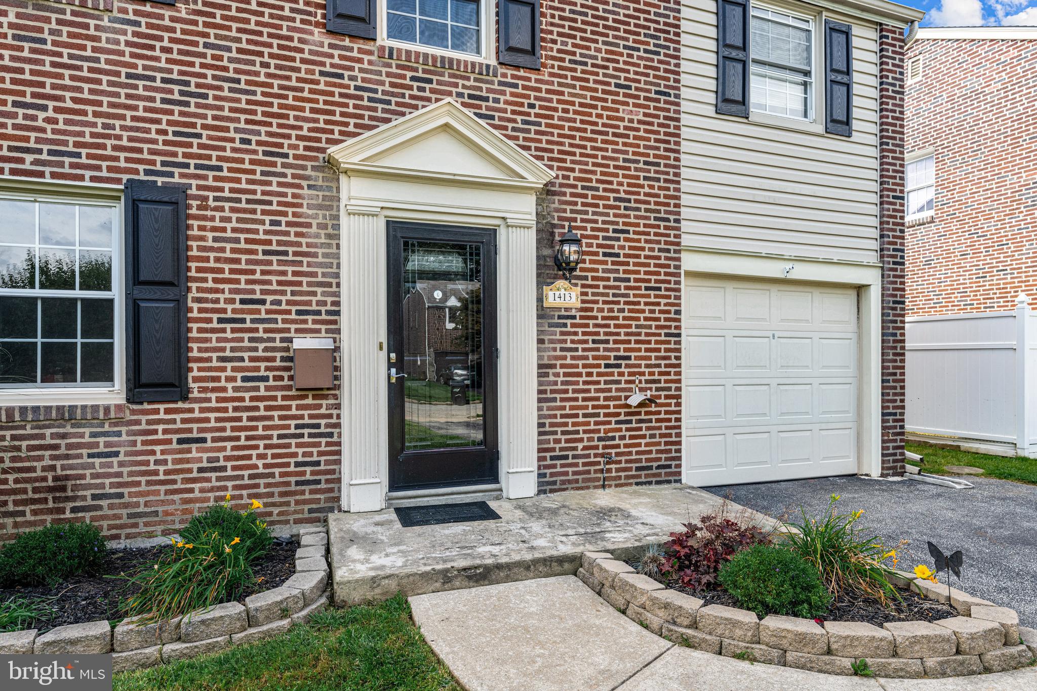 1413 SUNNYHILL LANE