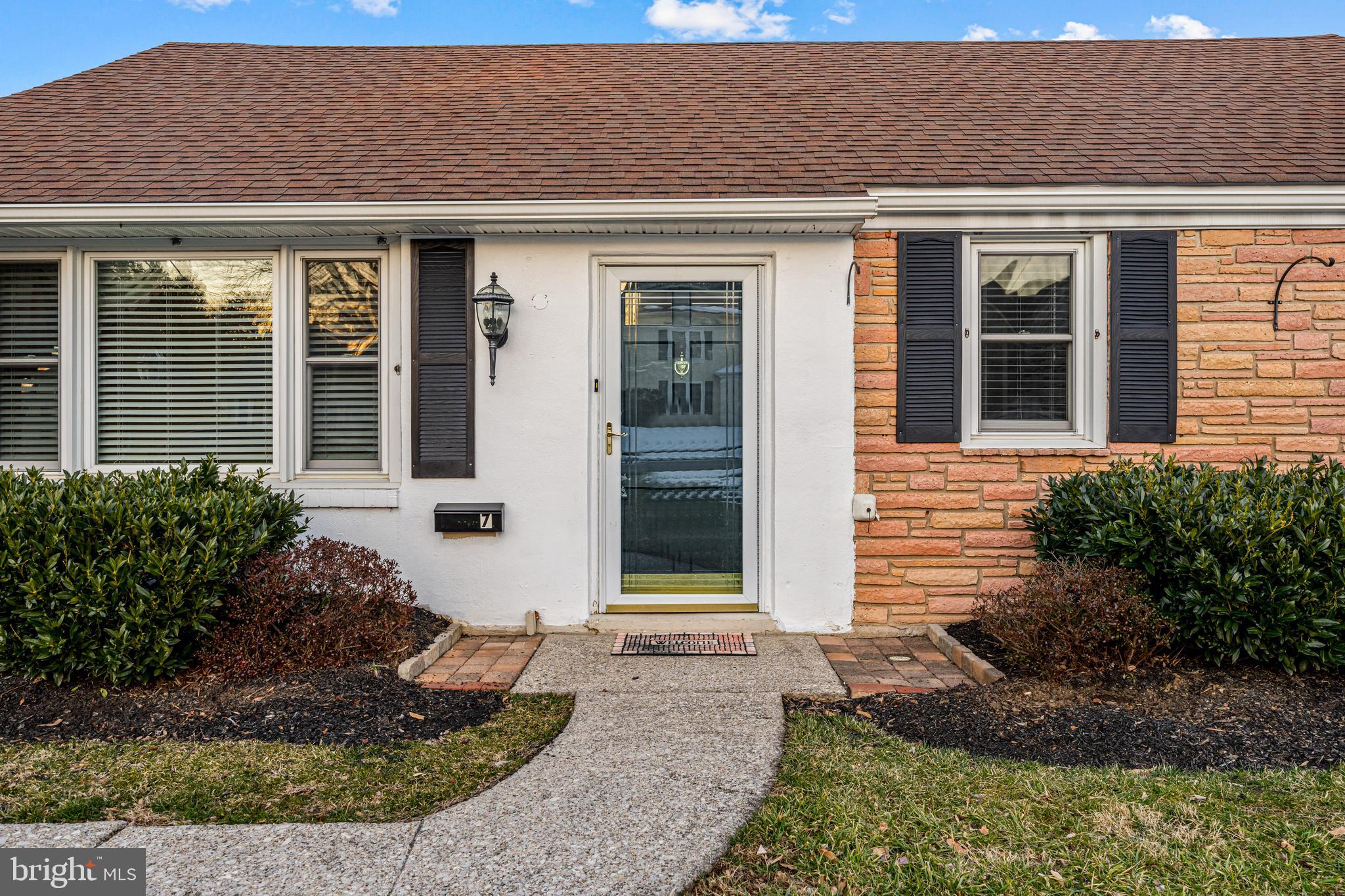 7 Longwood Dr
