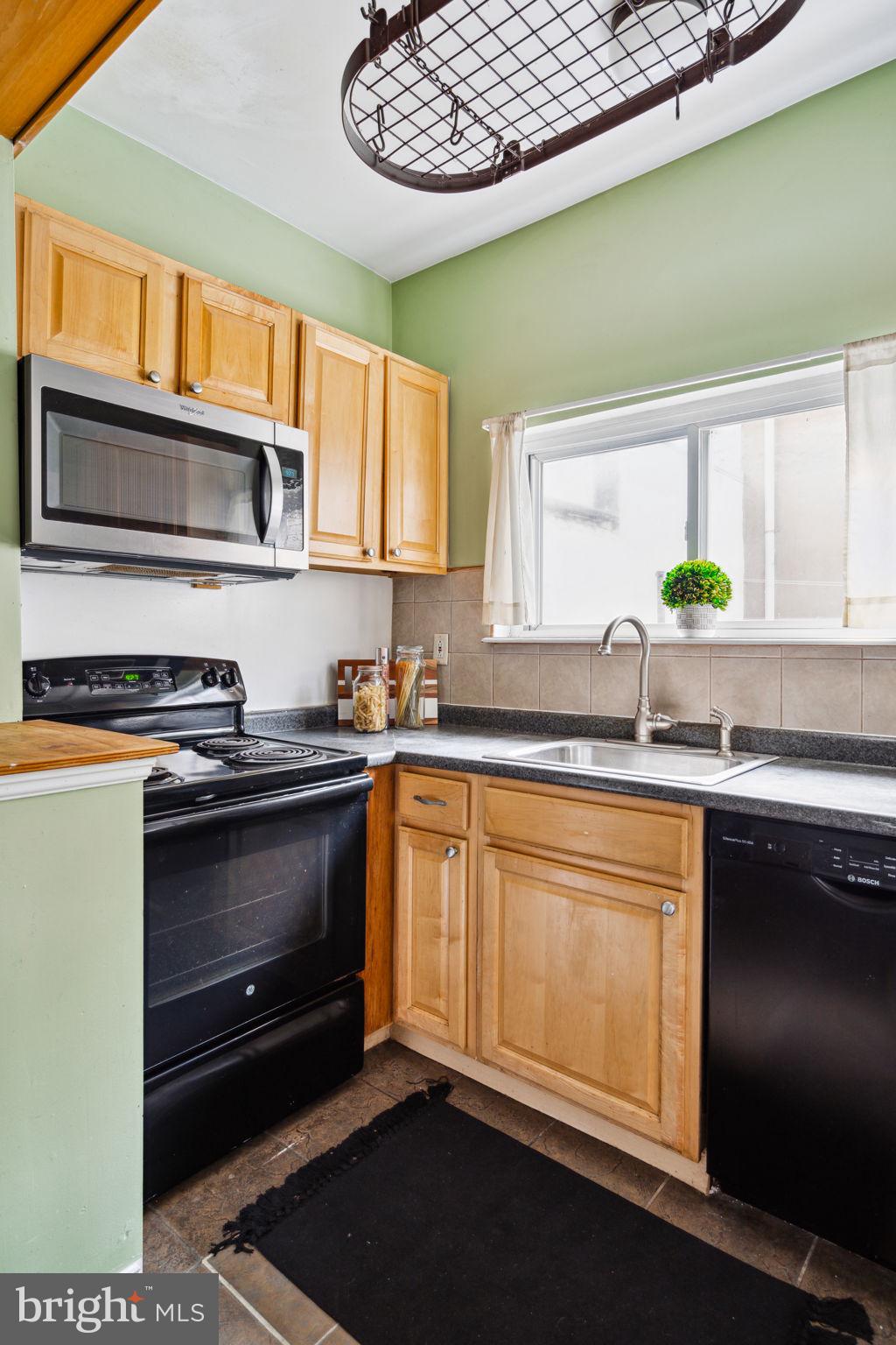 2663 E THOMPSON STREET