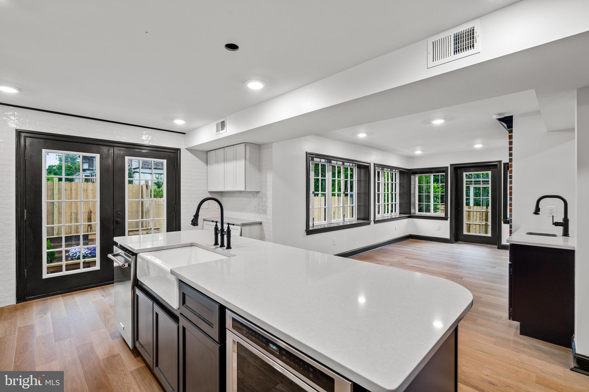 224 W WASHINGTON LANE