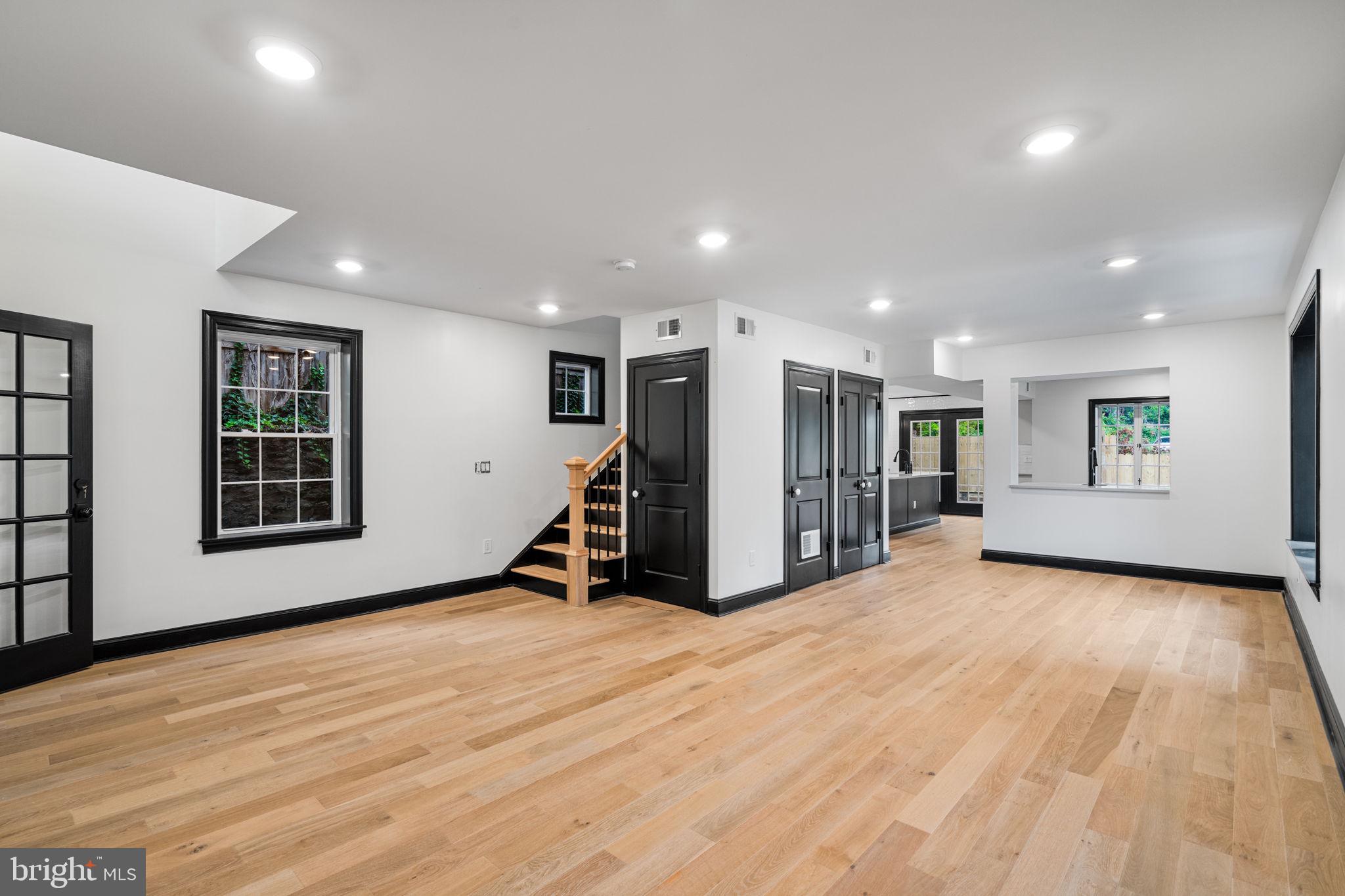 224 W WASHINGTON LANE