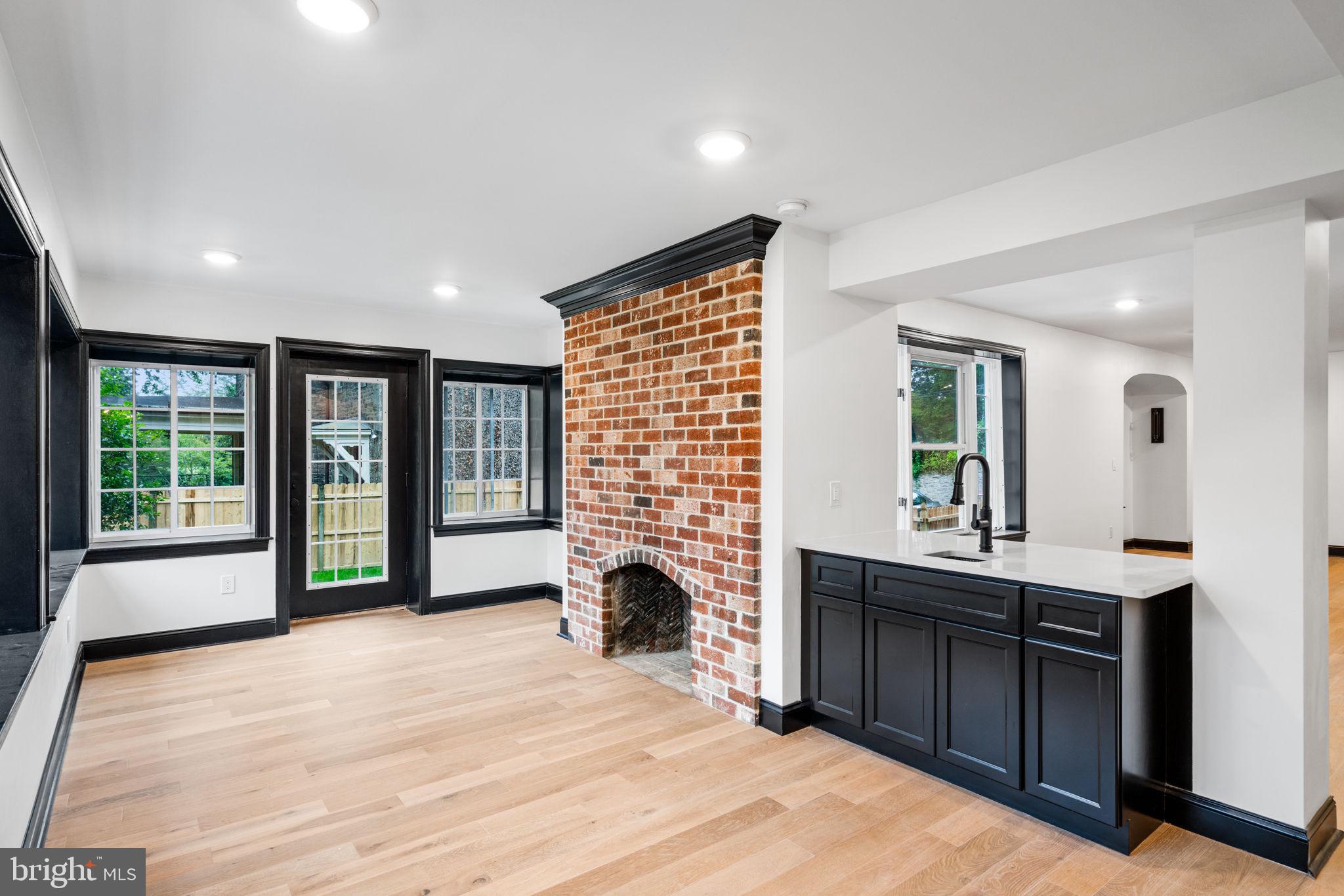 224 W WASHINGTON LANE