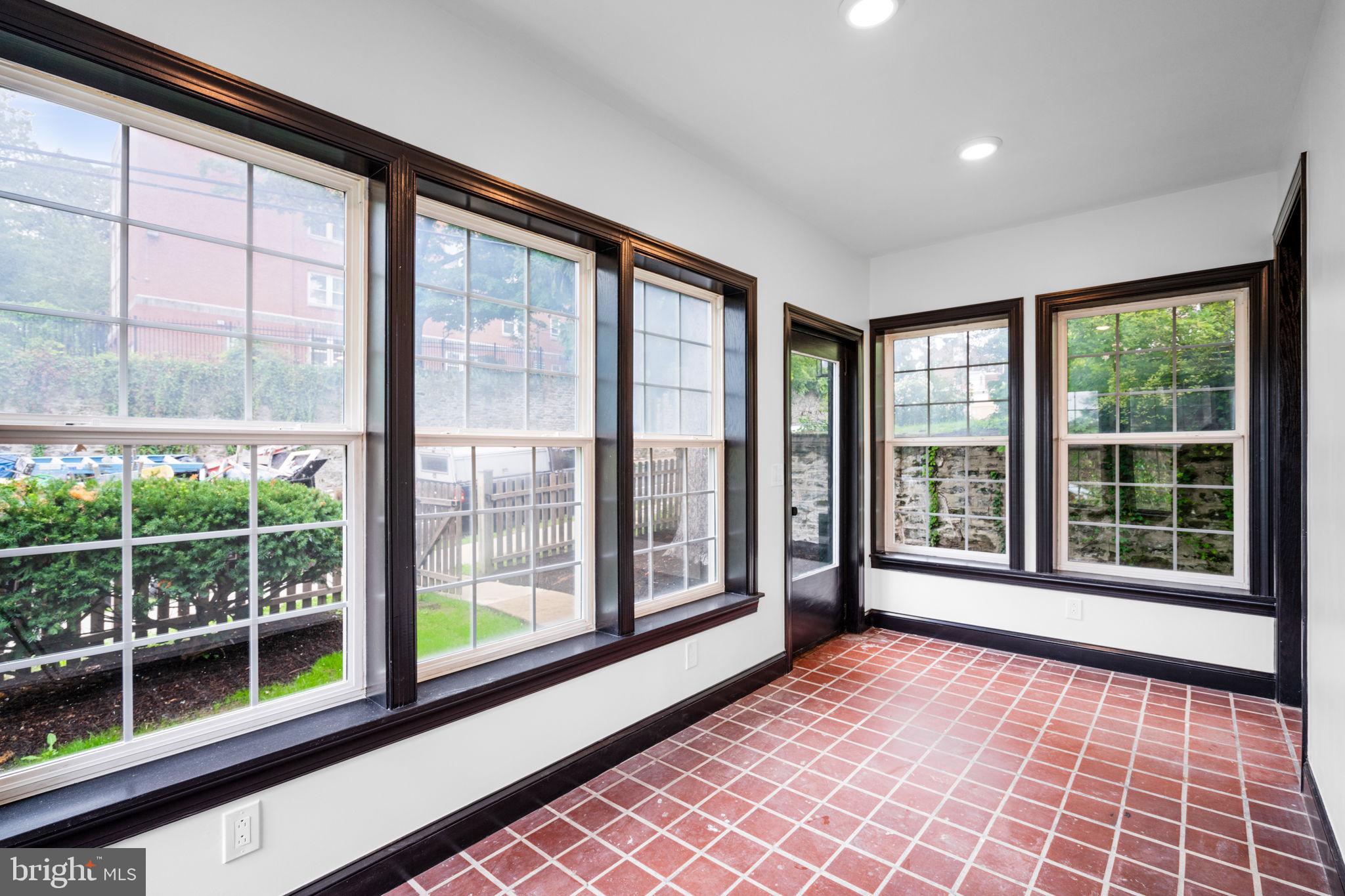224 W WASHINGTON LANE