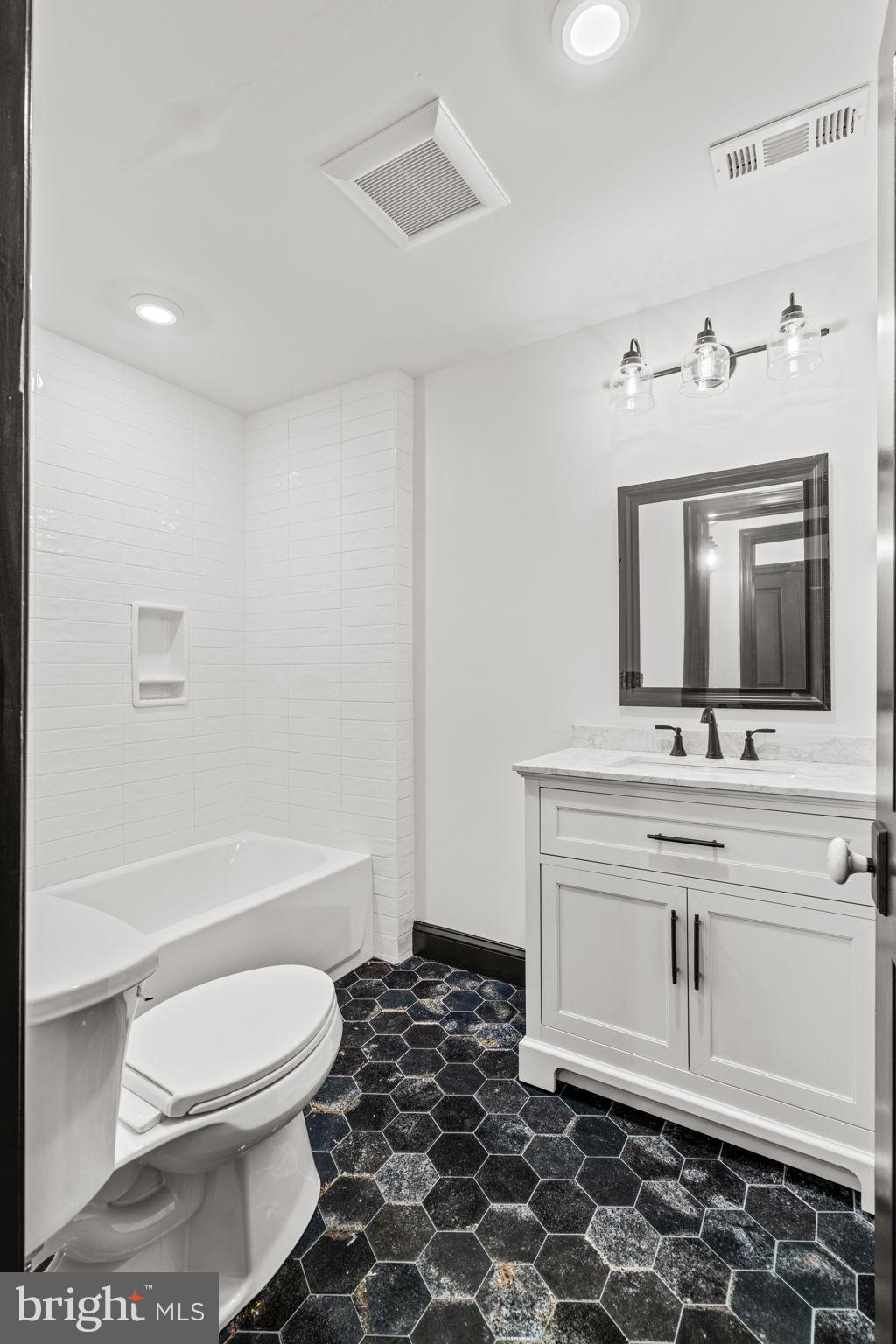 224 W WASHINGTON LANE