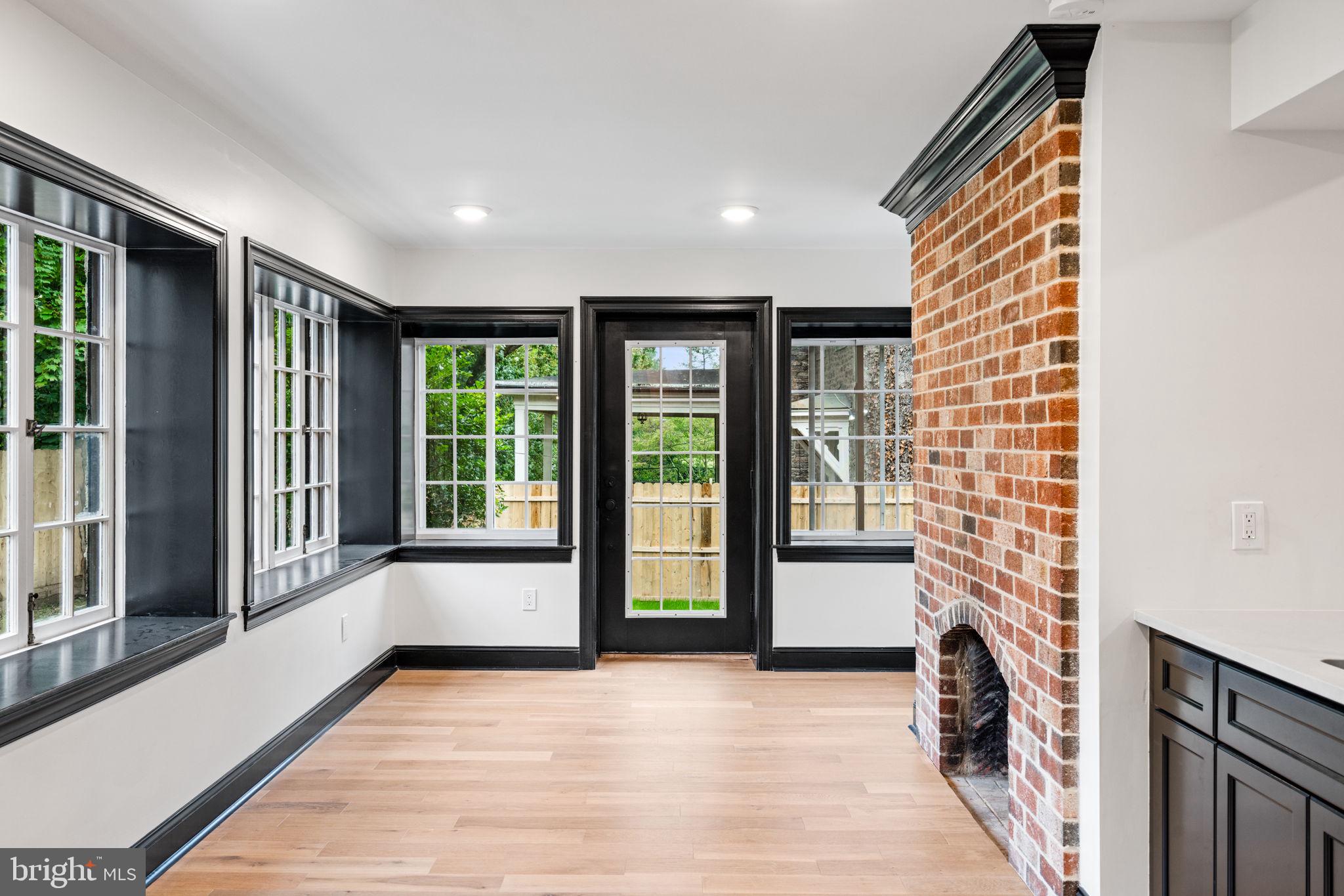 224 W WASHINGTON LANE
