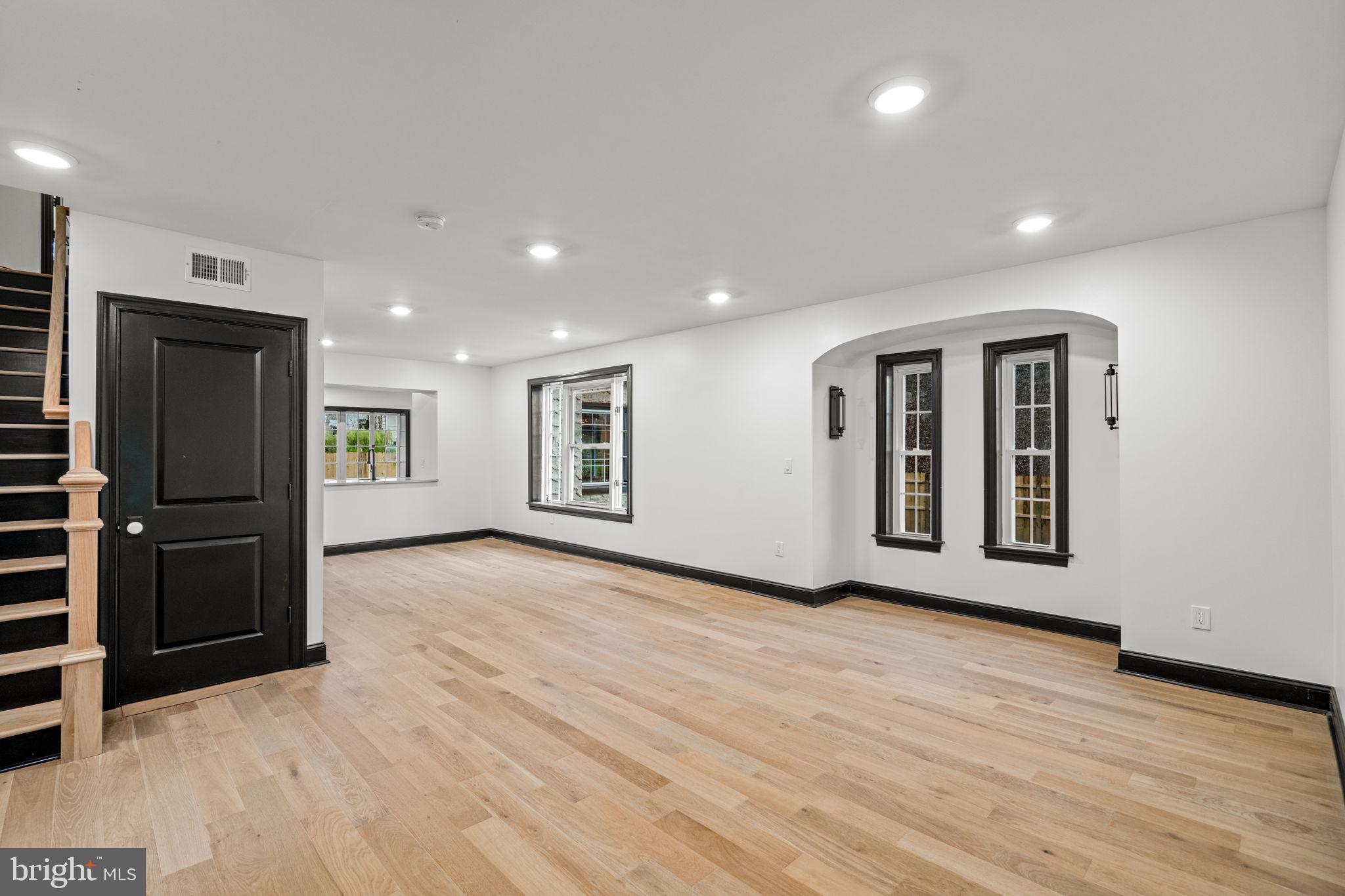 224 W WASHINGTON LANE