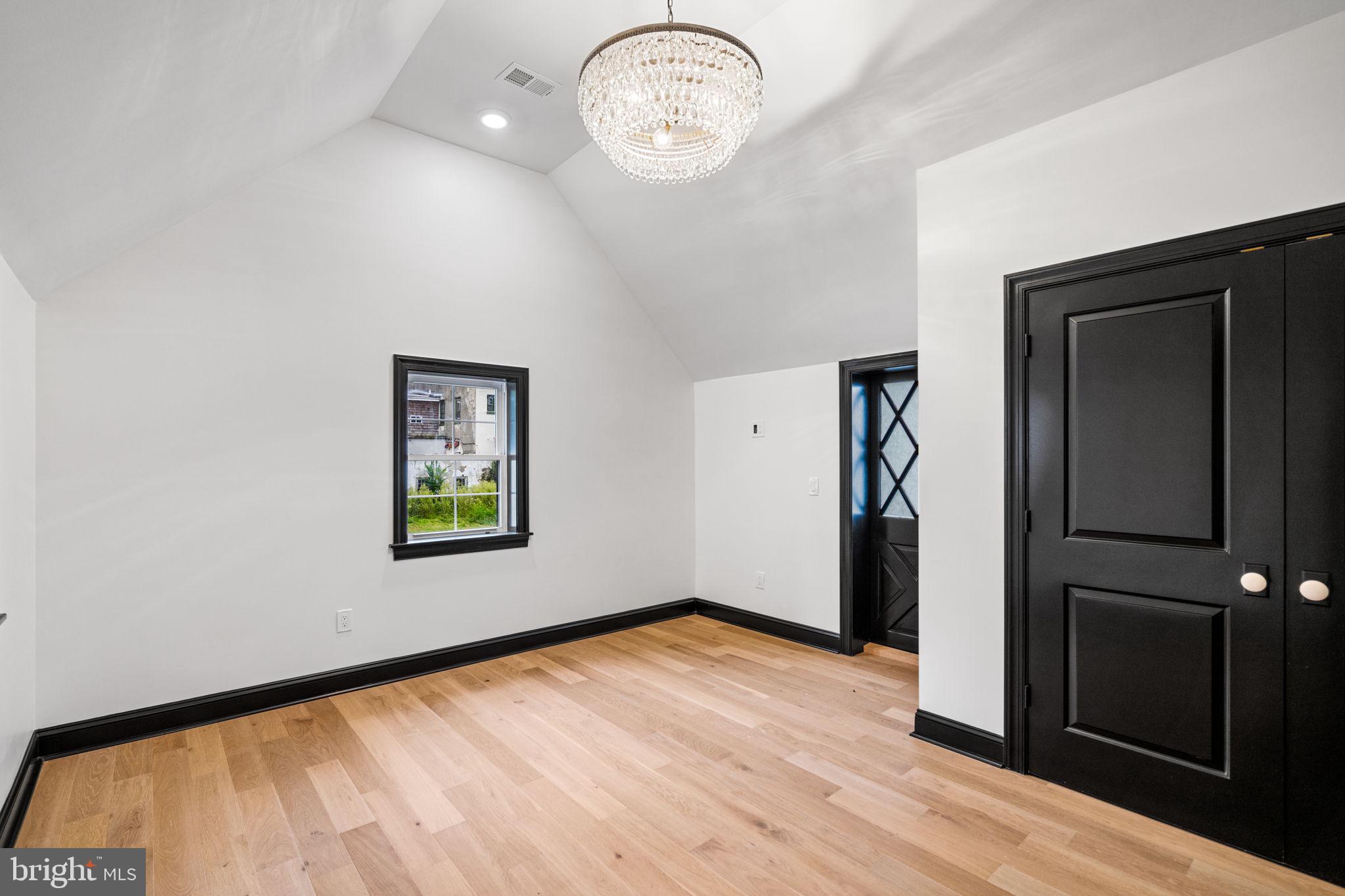 224 W WASHINGTON LANE
