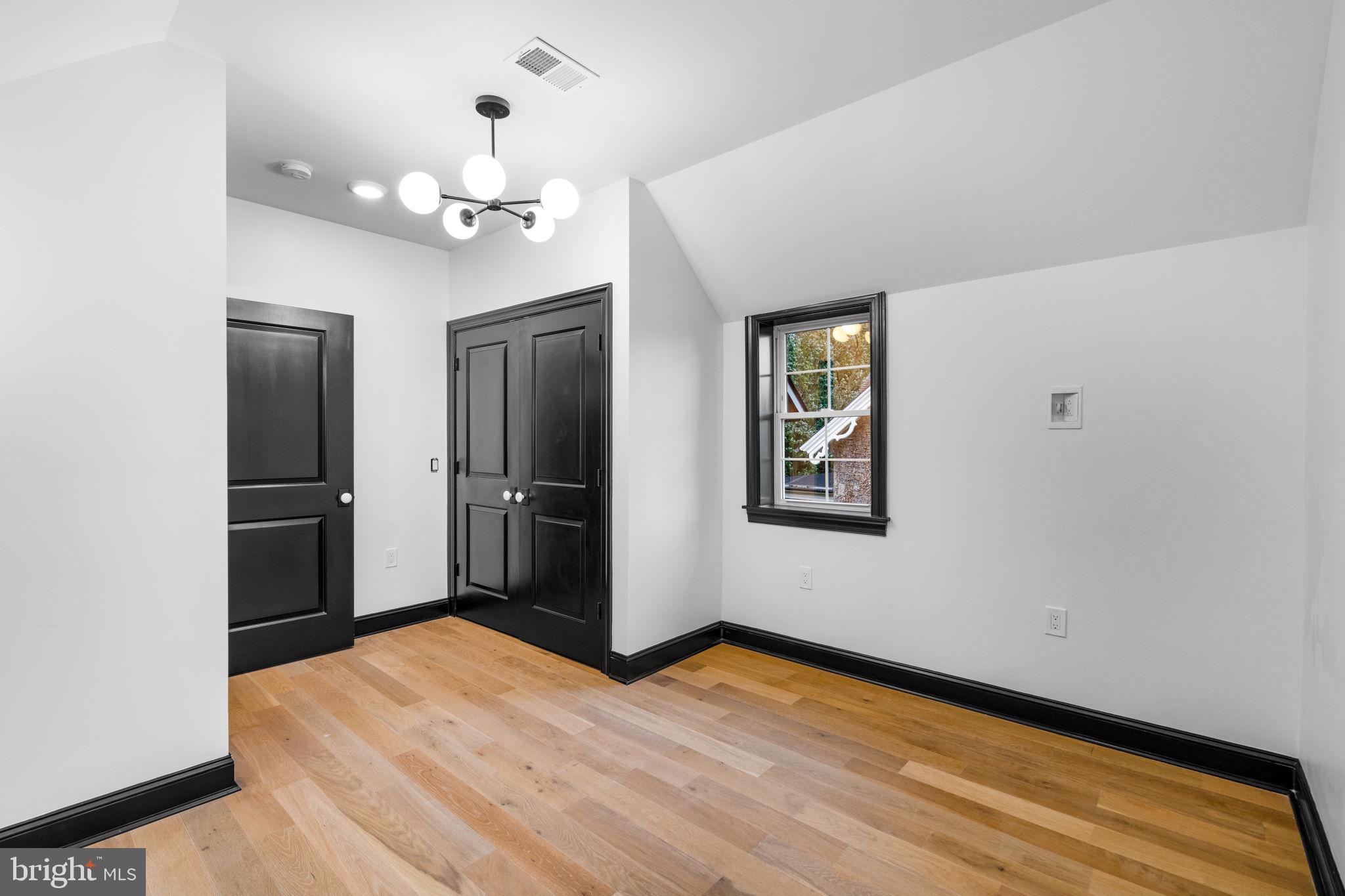 224 W WASHINGTON LANE