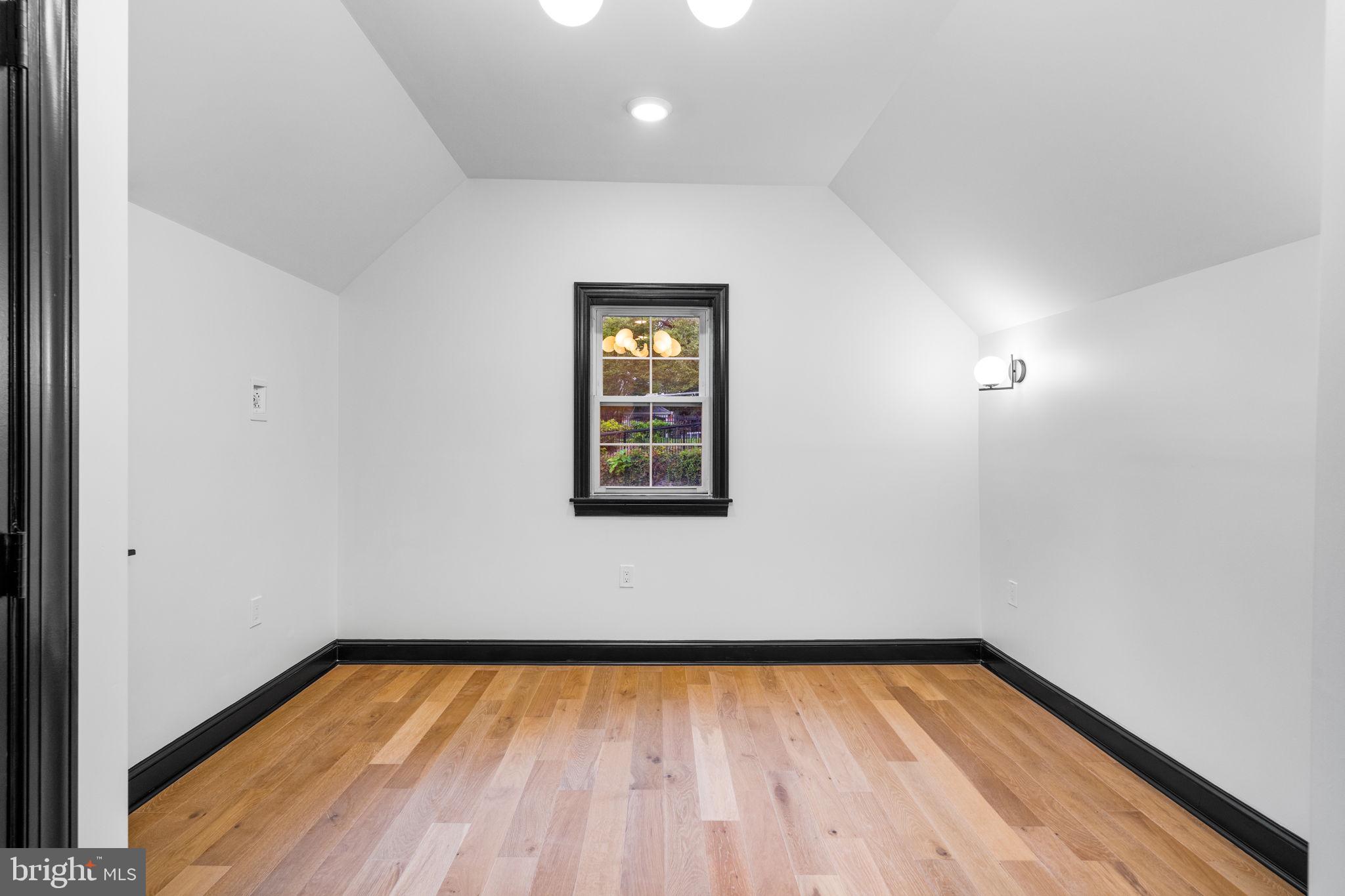 224 W WASHINGTON LANE