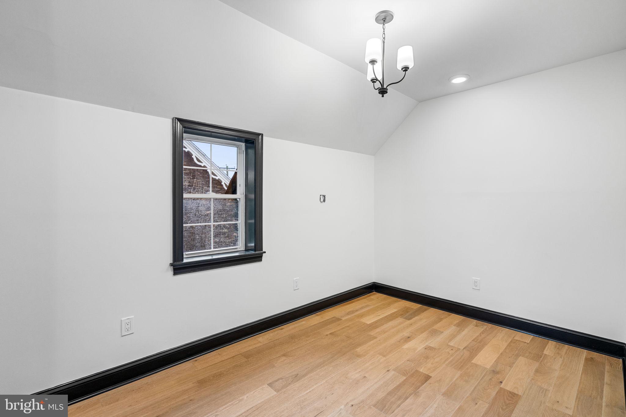 224 W WASHINGTON LANE