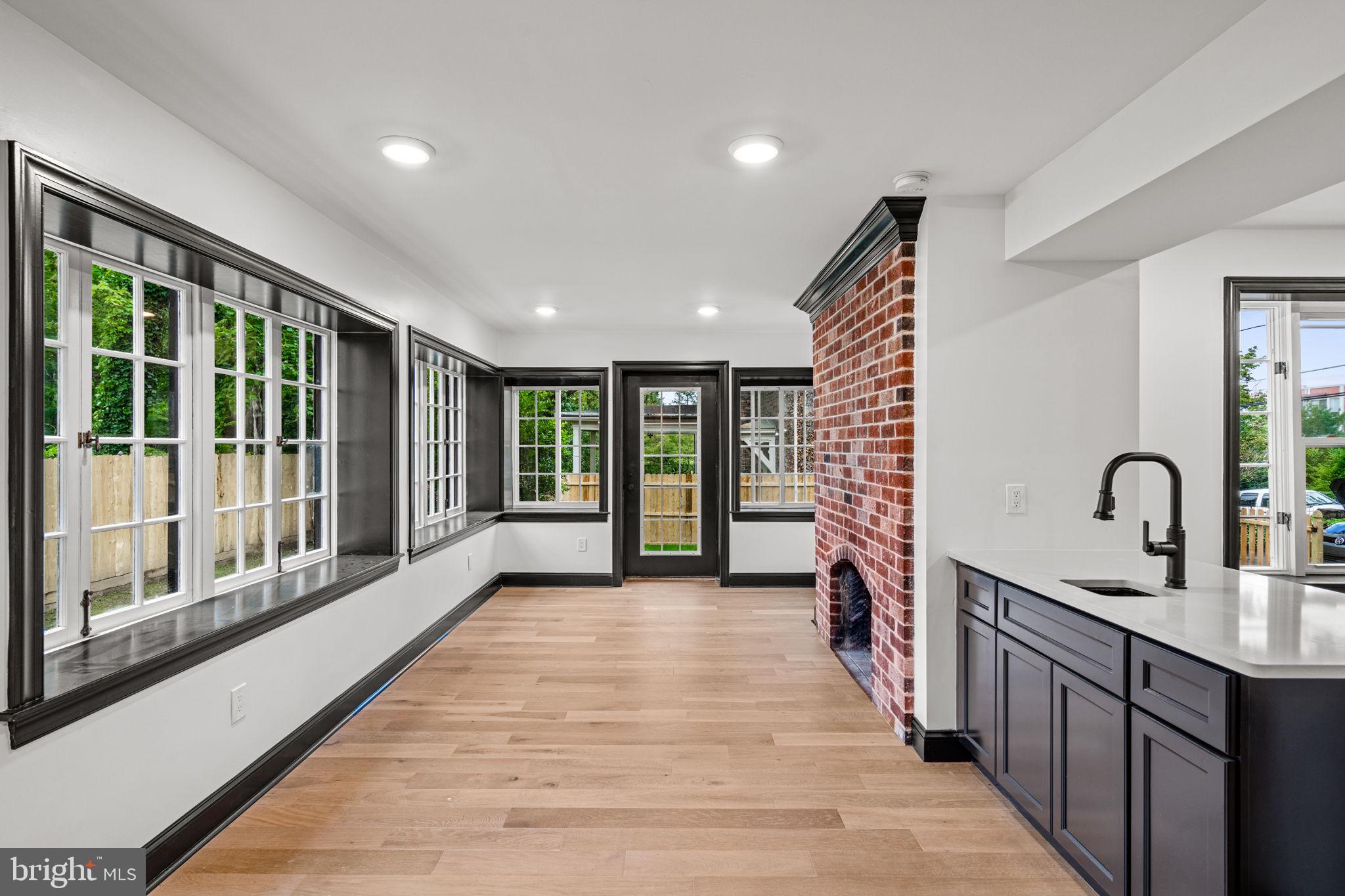 224 W WASHINGTON LANE