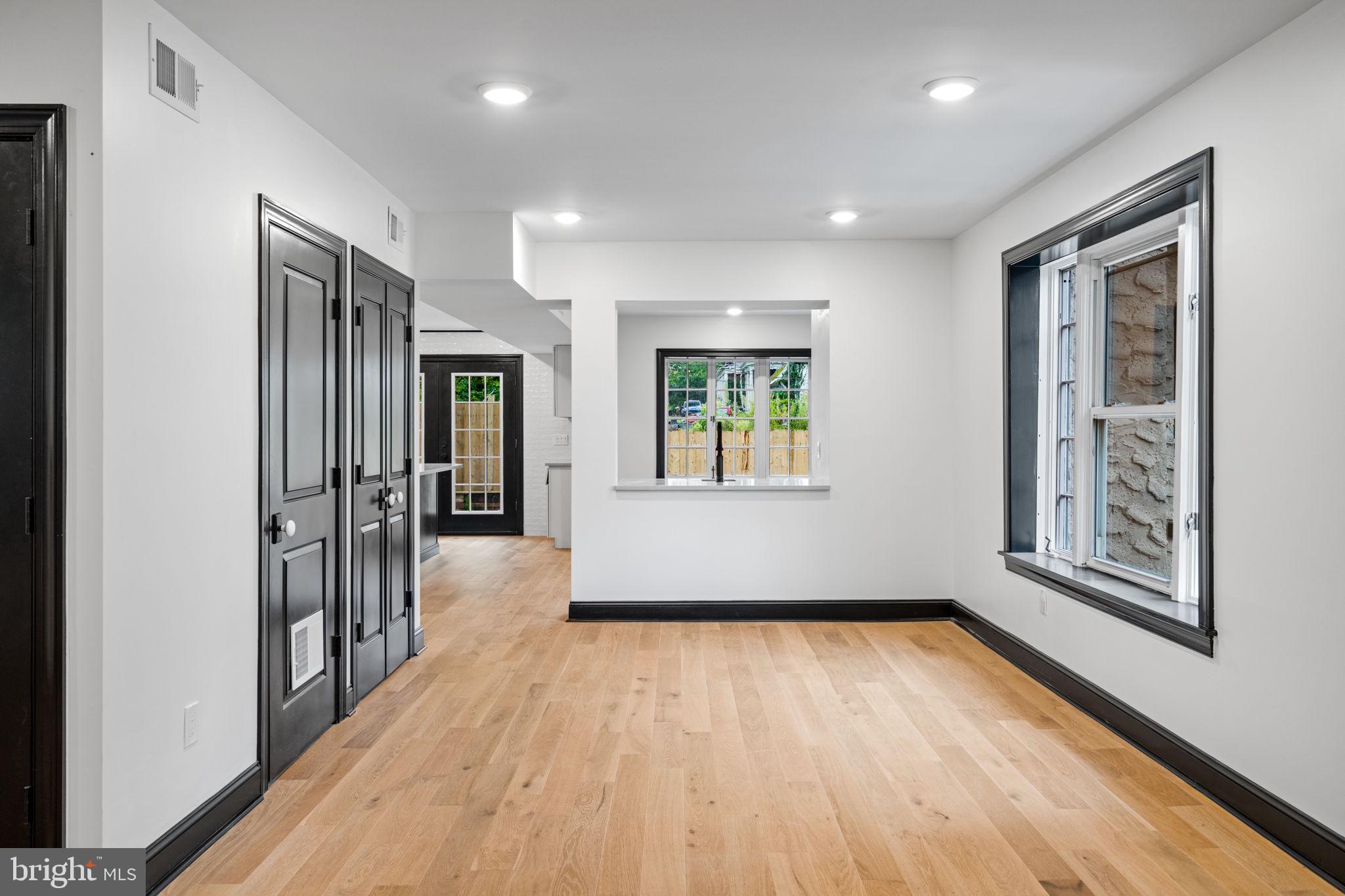 224 W WASHINGTON LANE