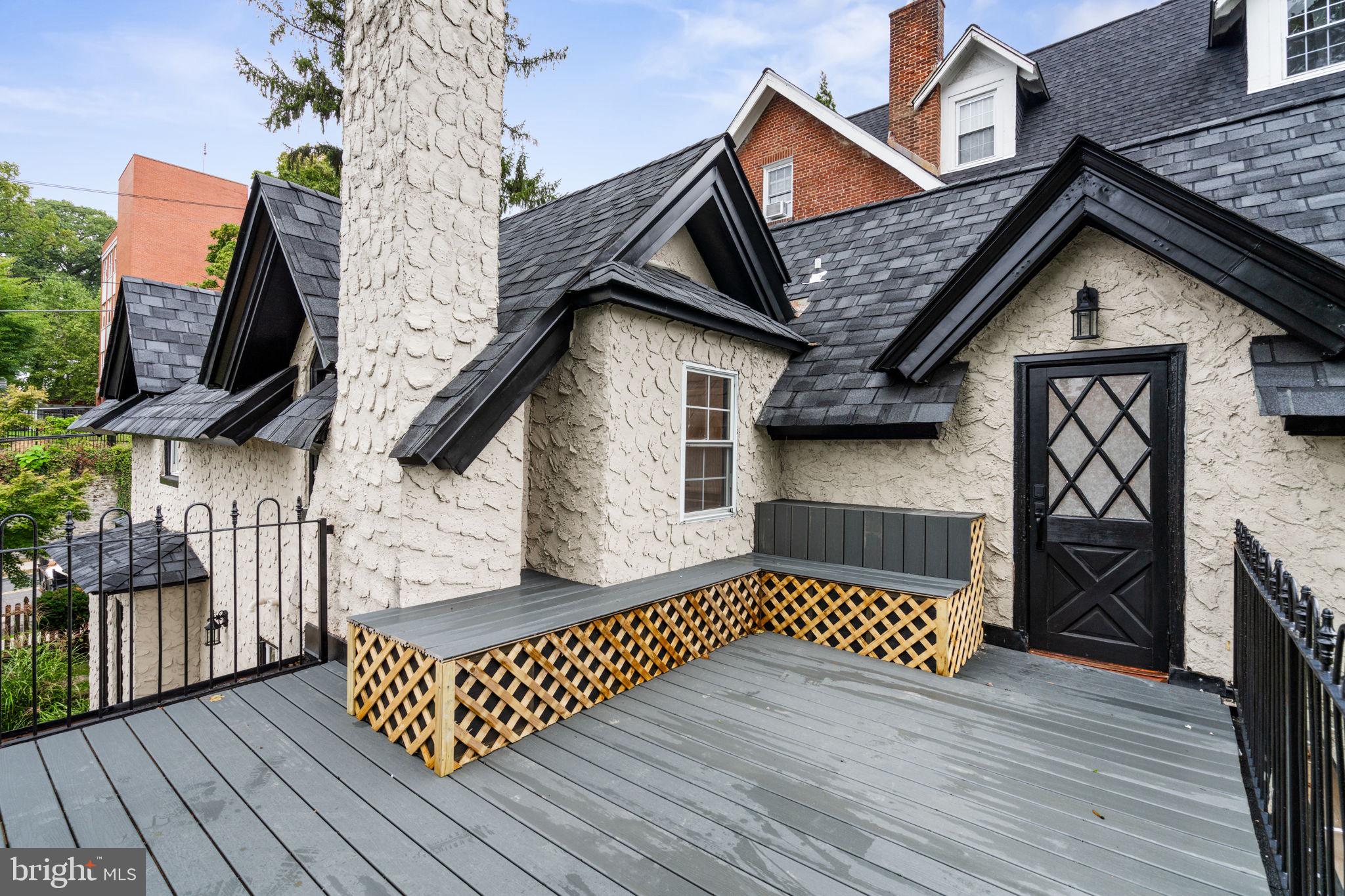 224 W WASHINGTON LANE