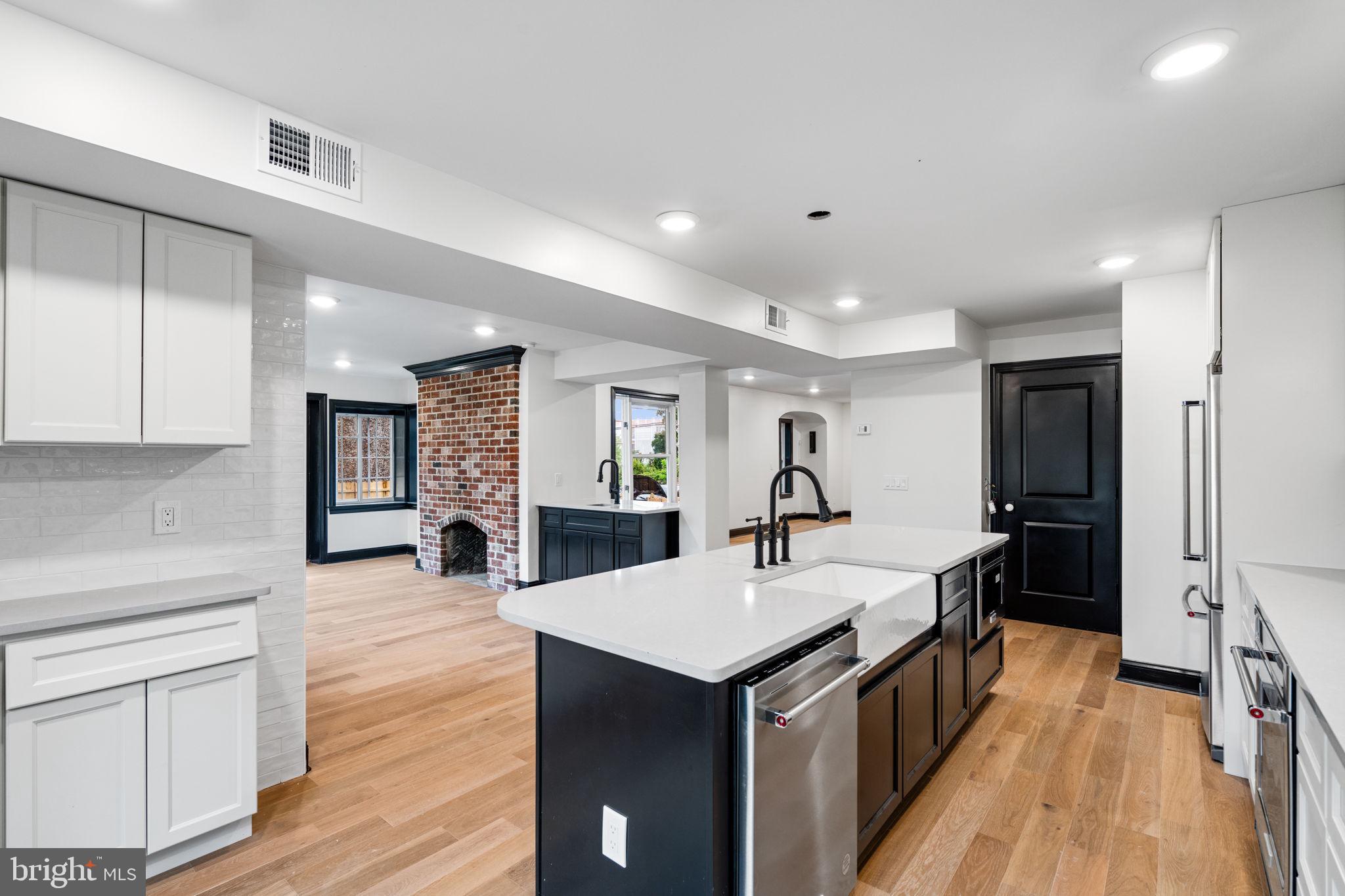 224 W WASHINGTON LANE
