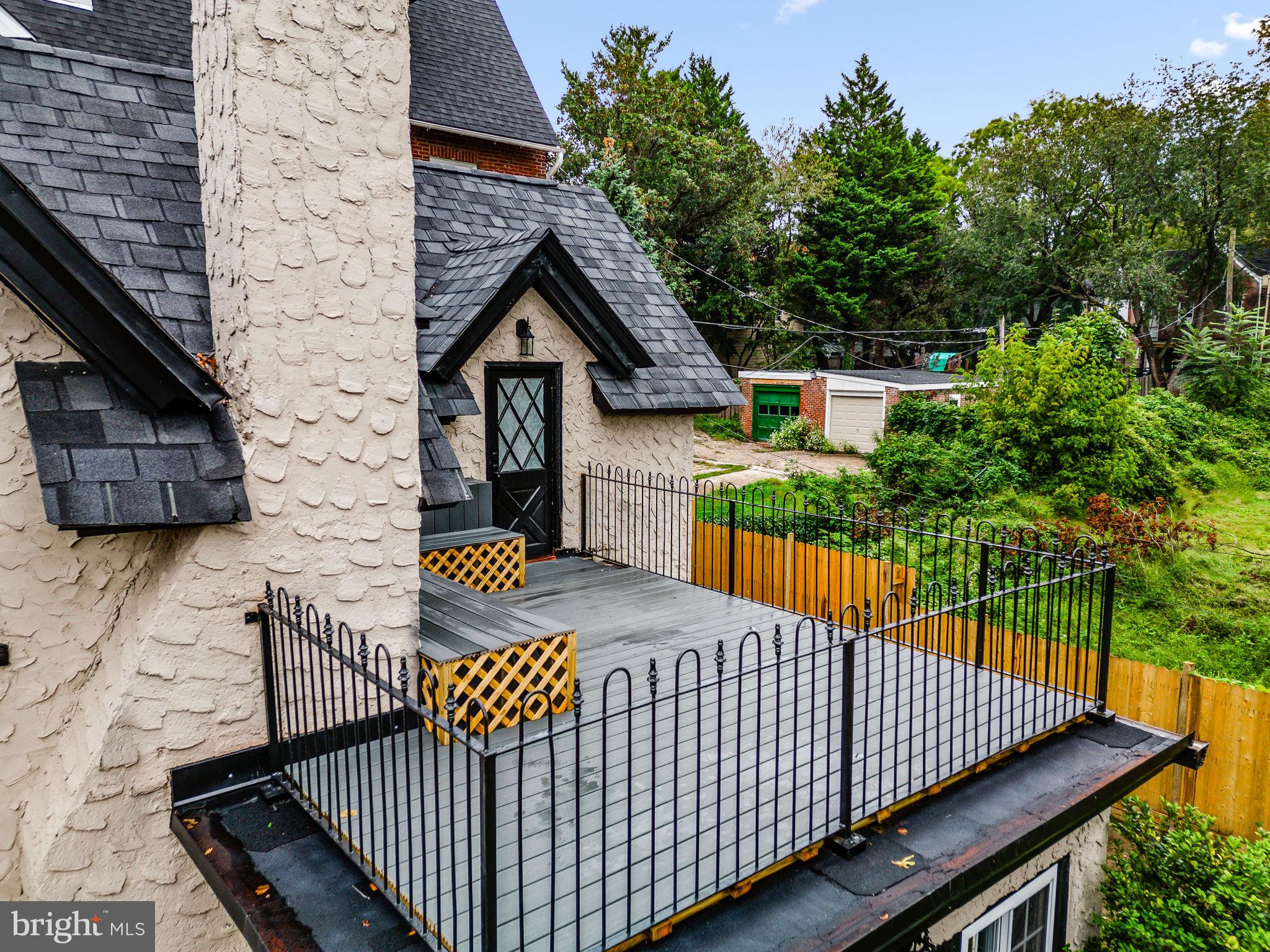 224 W WASHINGTON LANE