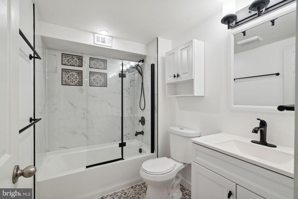 800 N LAWRENCE STREET Unit: E