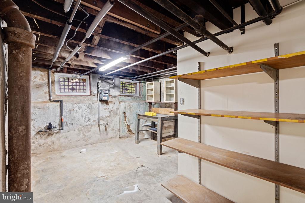 645 W Ellet St