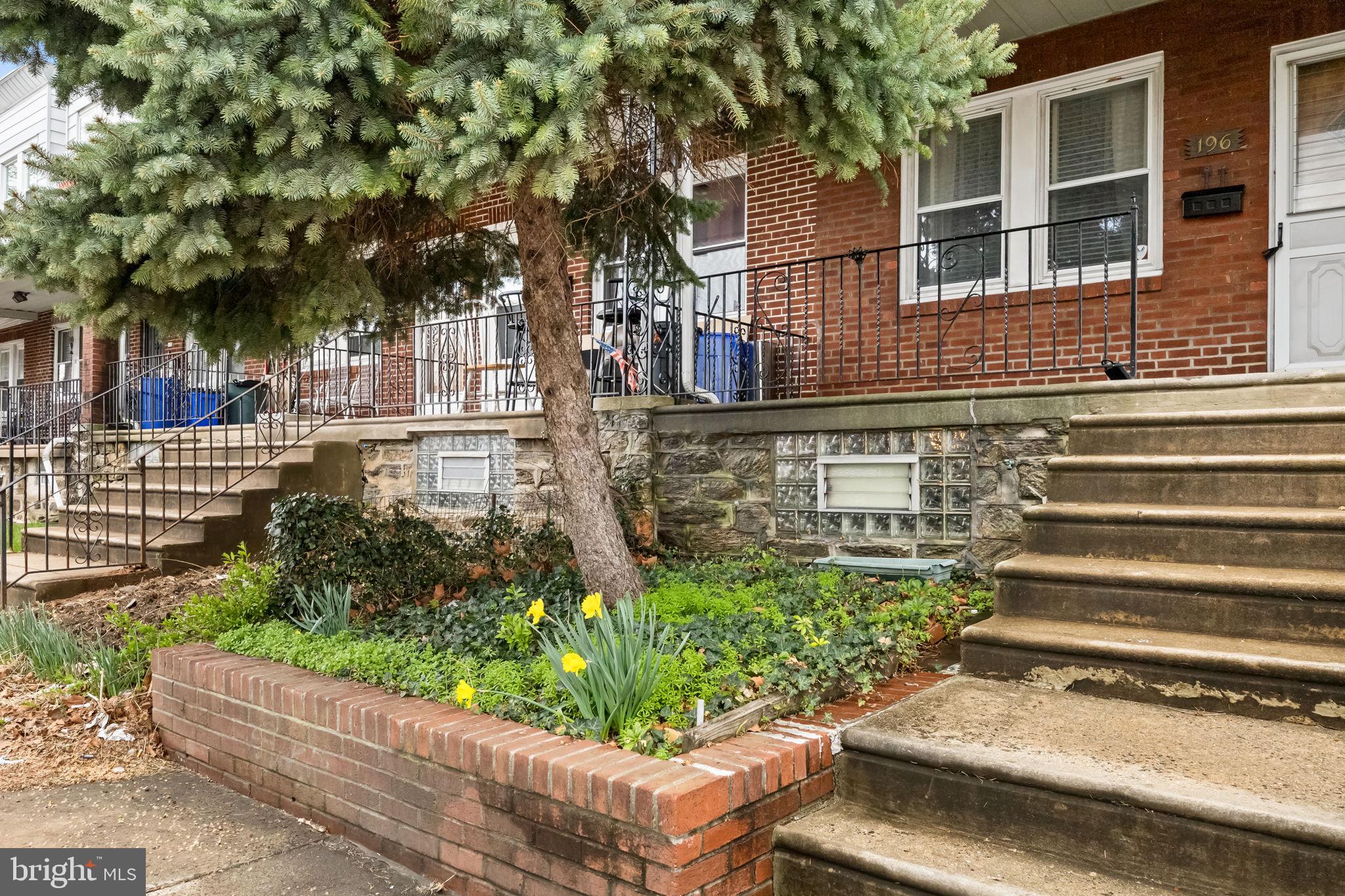 196 W Champlost St