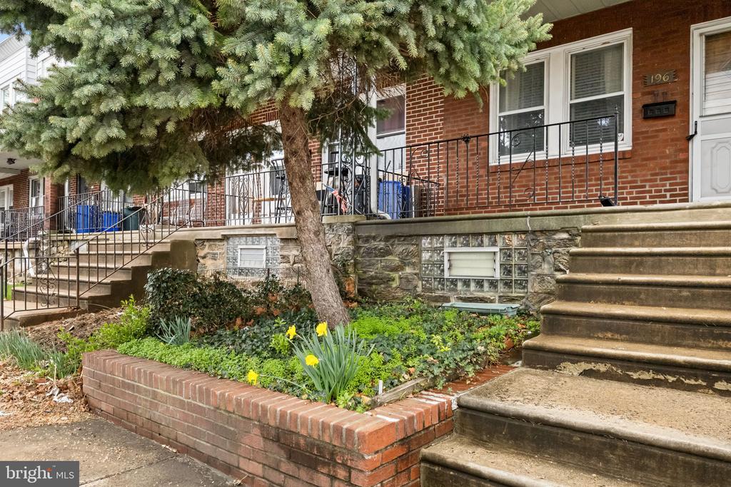 196 W Champlost St
