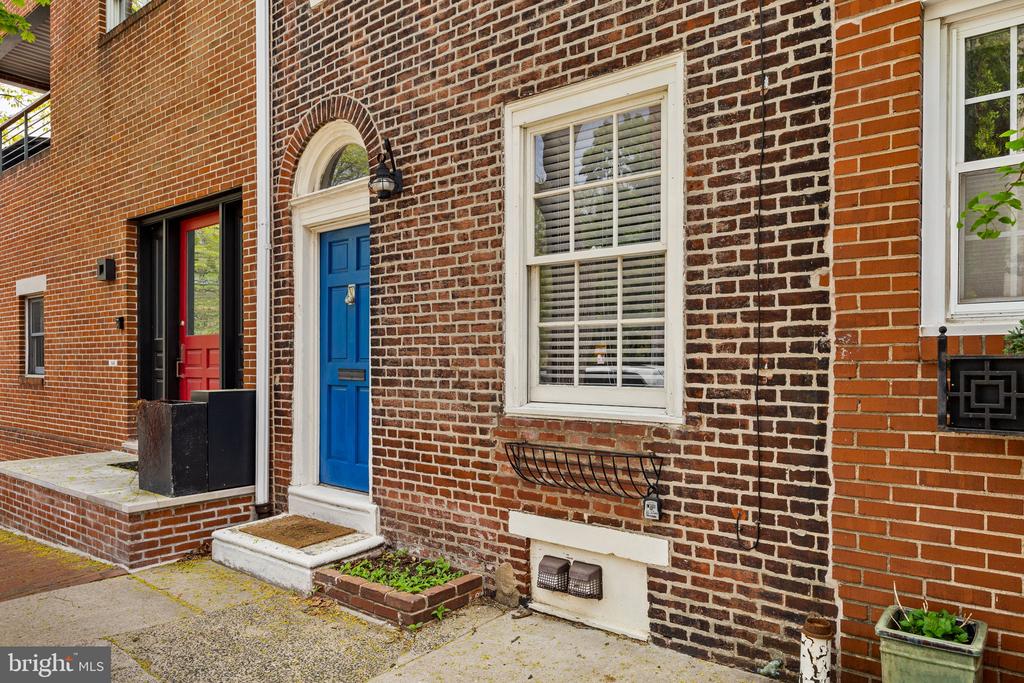 327 S 25TH ST
