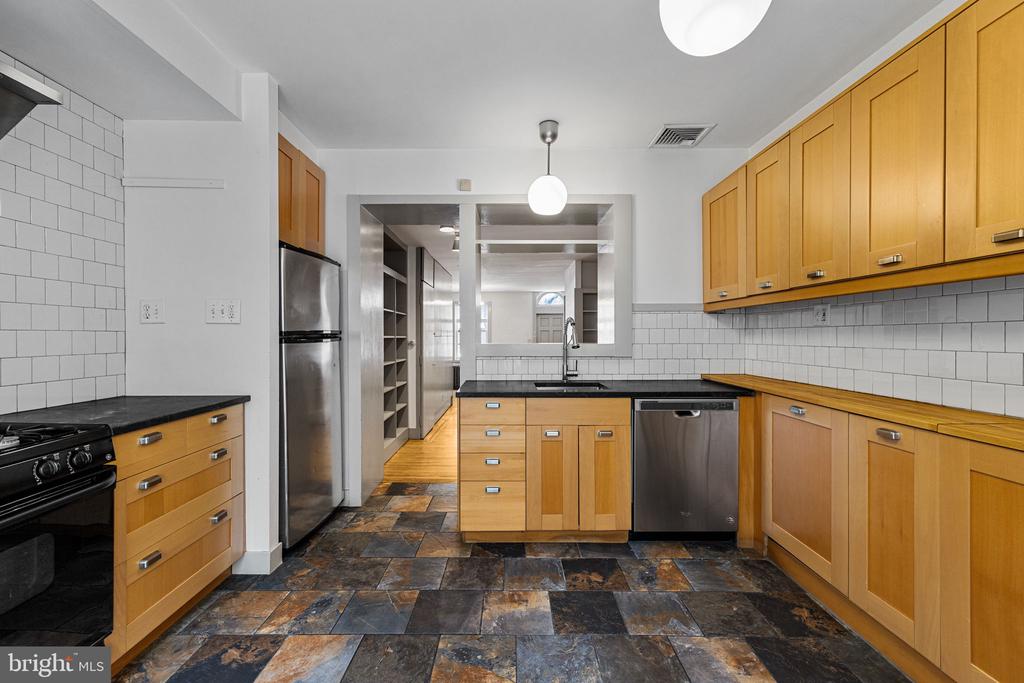 327 S 25TH ST