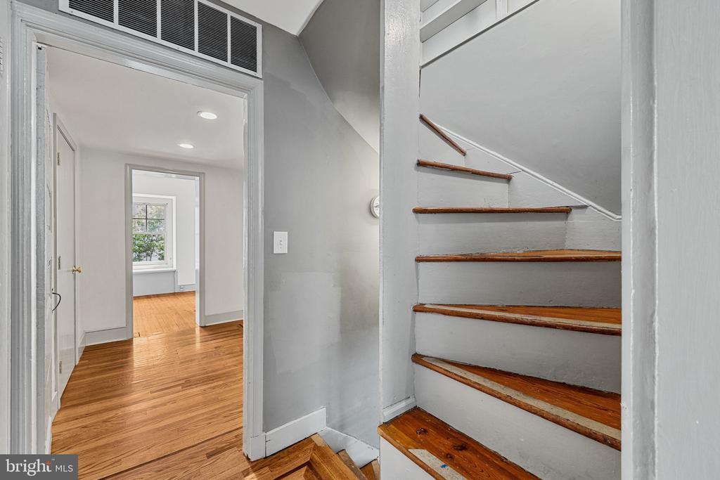 327 S 25TH ST