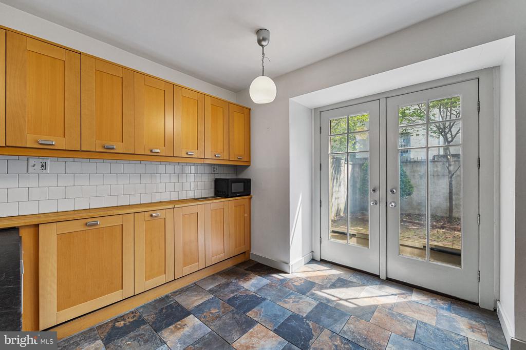 327 S 25TH ST