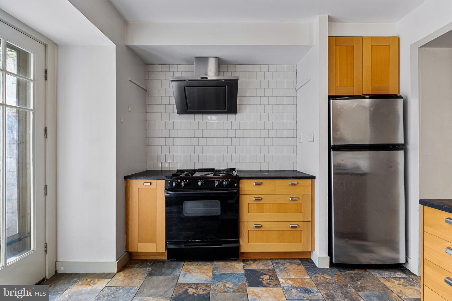 327 S 25TH ST