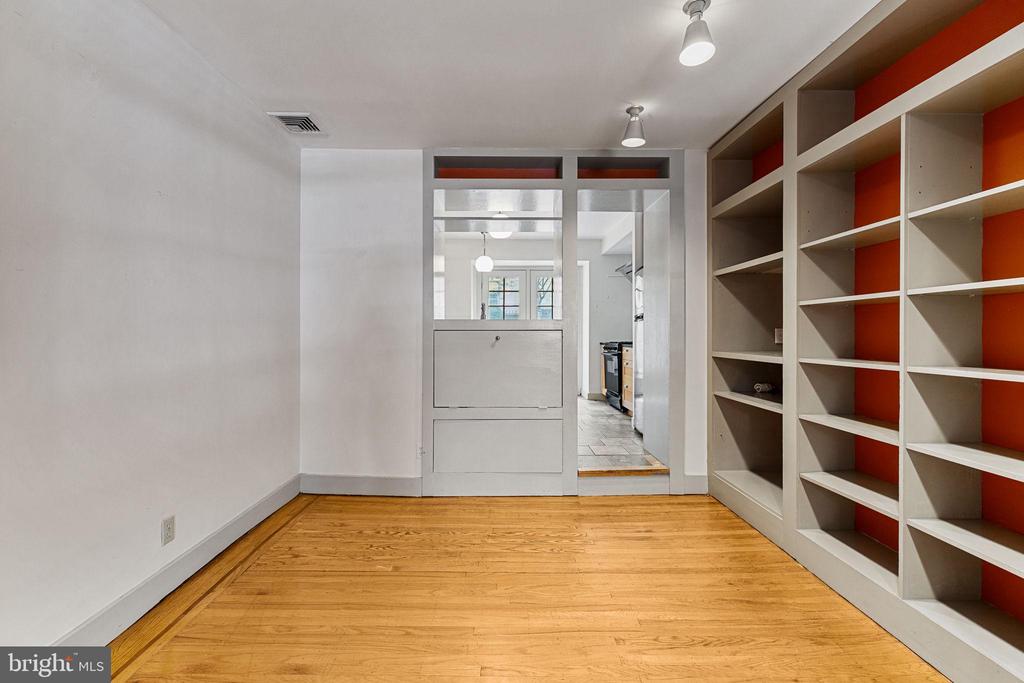 327 S 25TH ST