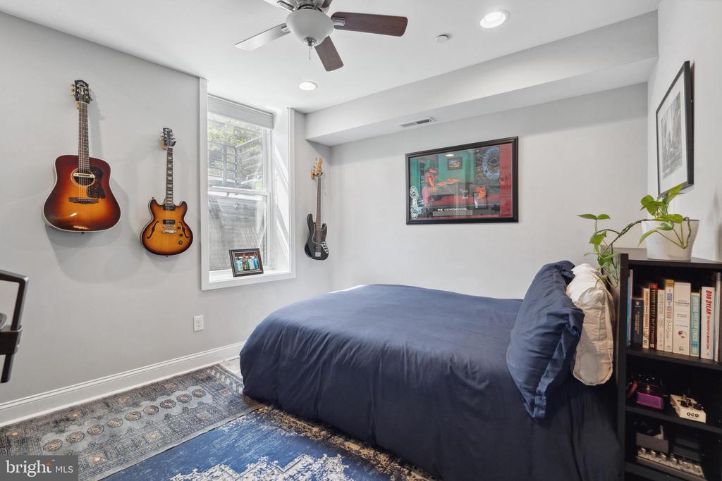 2208 TRENTON AVE
