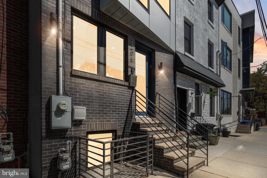 2208 TRENTON AVE