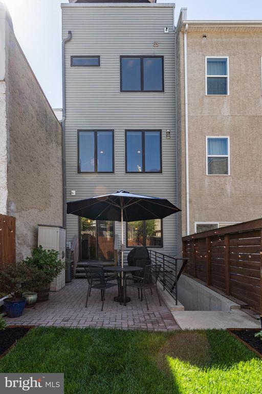 2208 TRENTON AVE