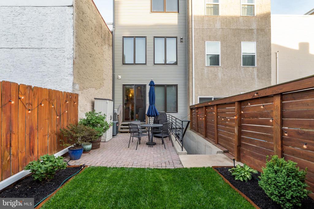 2208 TRENTON AVE