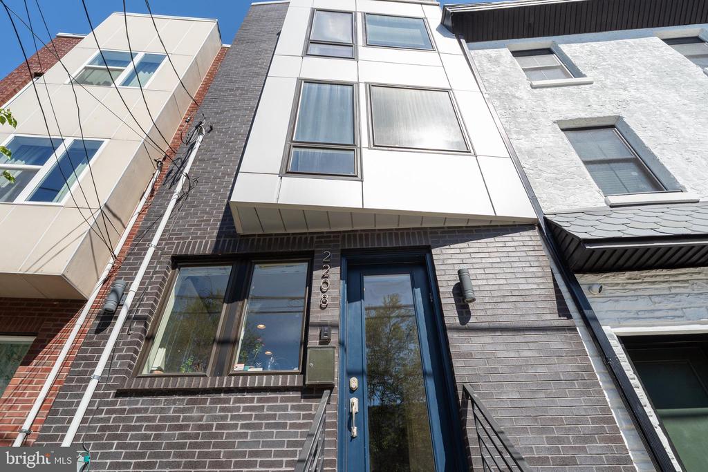 2208 TRENTON AVE